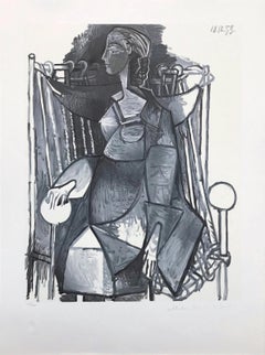 FEMME ASSISE DANS UN FAUTEUIL TRESSE