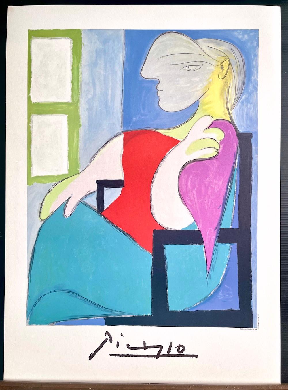 femme assise près d'une fenêtre