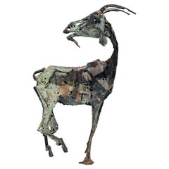 Sculpture moderne brutaliste abstraite en métal représentant une chèvre qui tombe