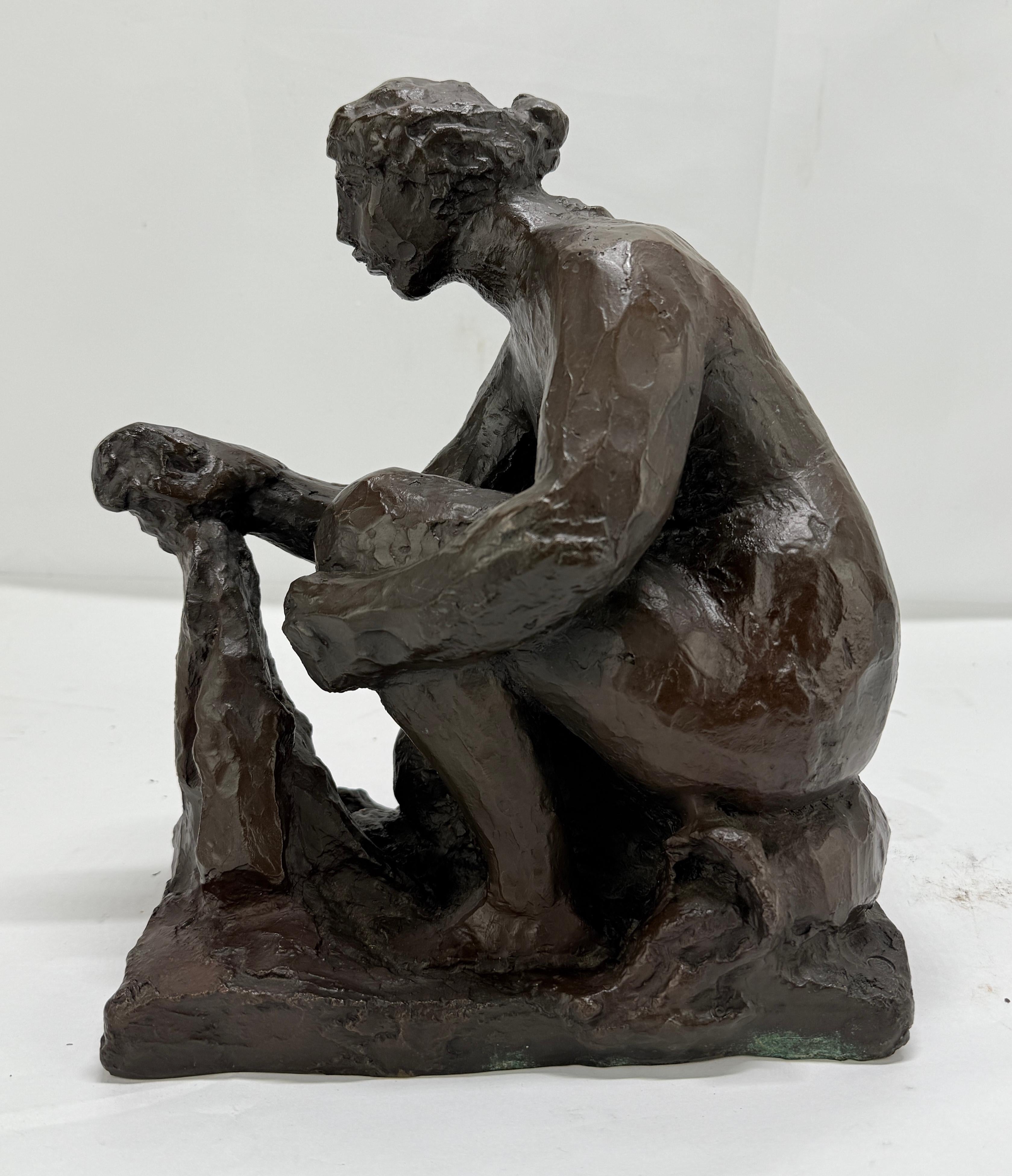 Un bronzo compatto e vigoroso di un nudo accovacciato durante le sue abluzioni, questa scultura corrisponde al tema scultoreo di Pierre-Auguste Renoir della donna lavandaia (Laveuse), sviluppato alla fine della sua carriera in collaborazione con il