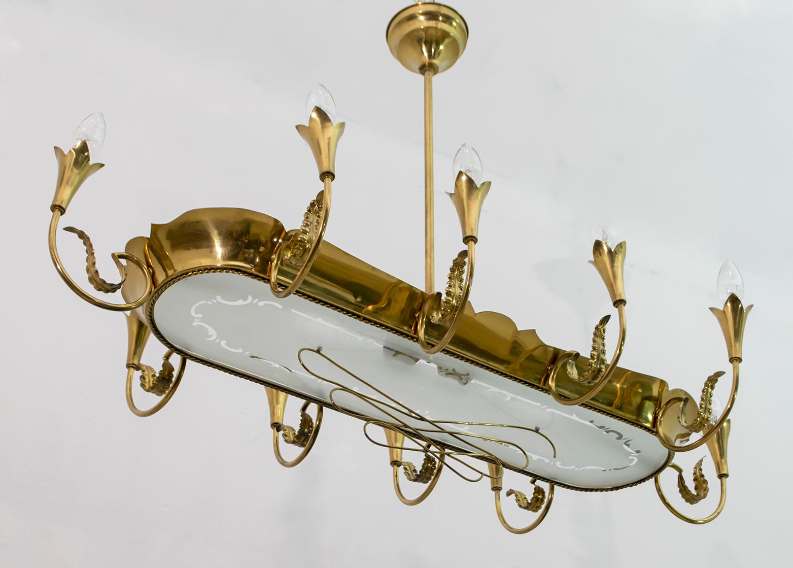 Refined chandelier attributed to Pietro Chiesa for Fontarte with 12 lights with brass support and accessory and a wonderful frosted glass with decoration. Italy in the 1940s.