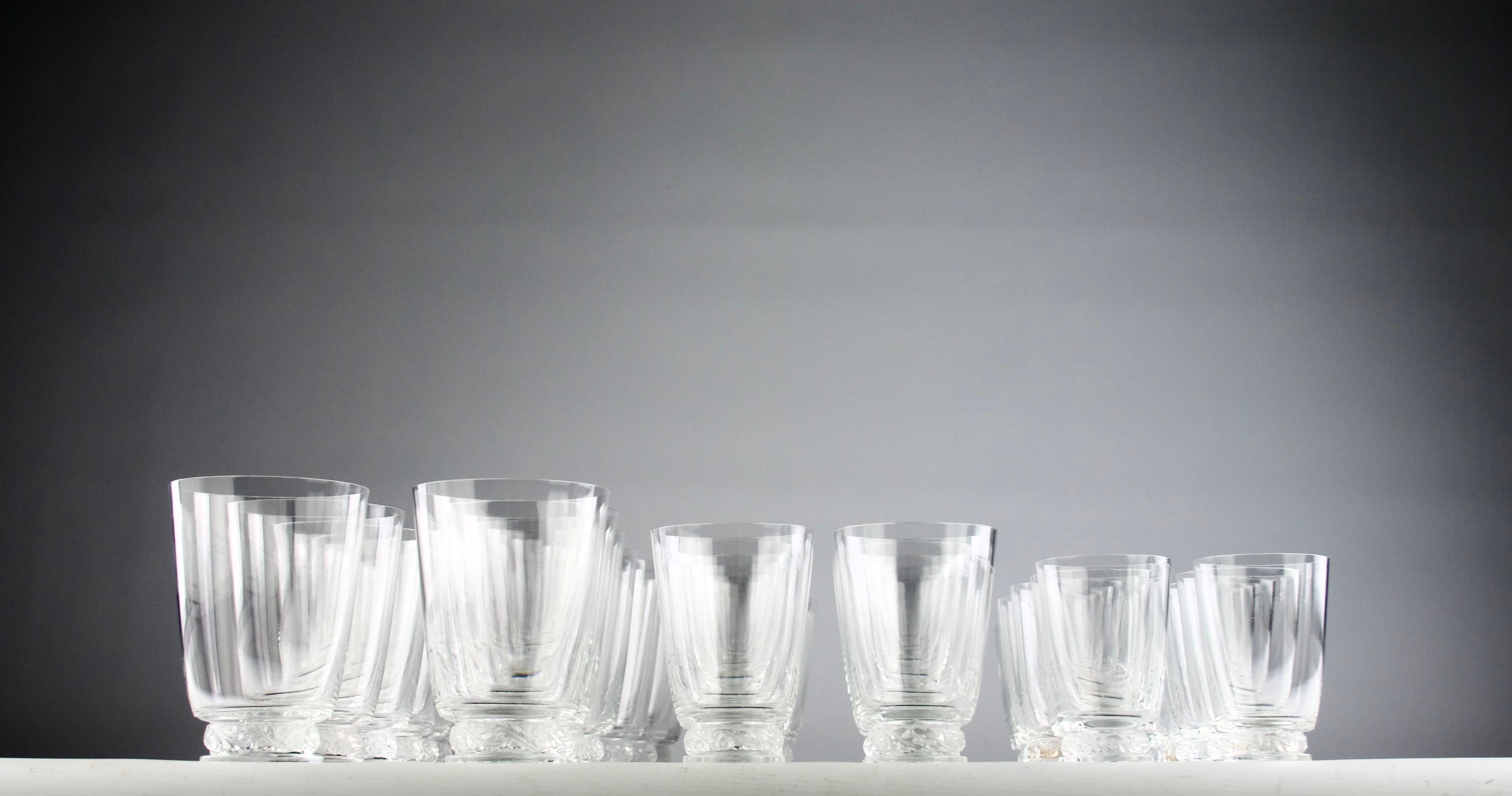 Beautiful 1950s reedition by the Lalique Manufacture of René Lalique's St-Hubert crystalware service. Composed of 14 water glasses, 14 red wine glasses and 14 white wine glasses, for a total of 42 pieces.

In excellent condition.

Dimensions in cm (