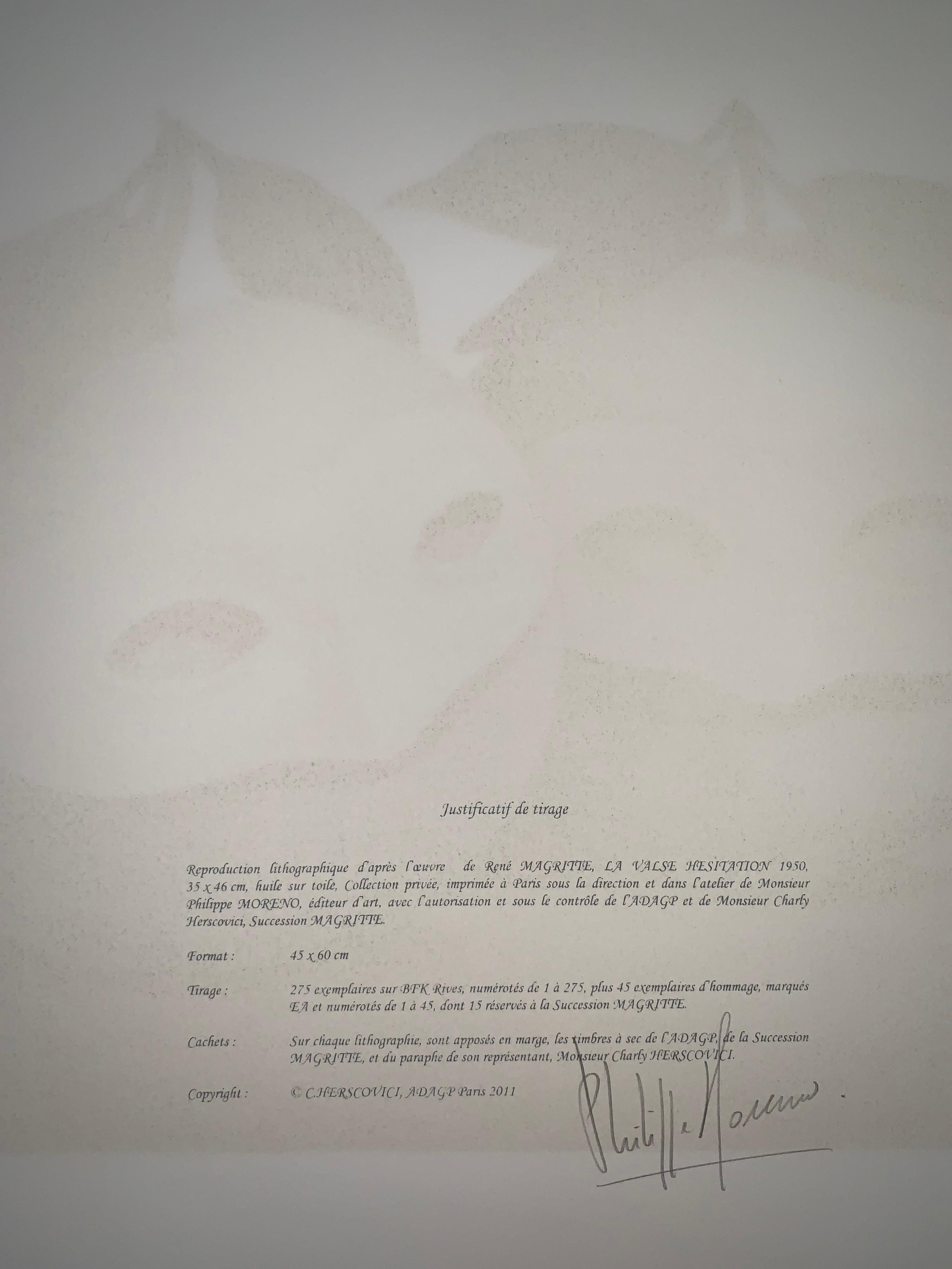 Nummerierung: 138/275
Farblithographie nach dem Öl auf Leinwand von René Magritte aus dem Jahr 1950, signiert von Magritte und nummeriert in einer Auflage von 275 Exemplaren. 
Die Lithographie trägt die Trockenstempel der Magritte-Stiftung und der