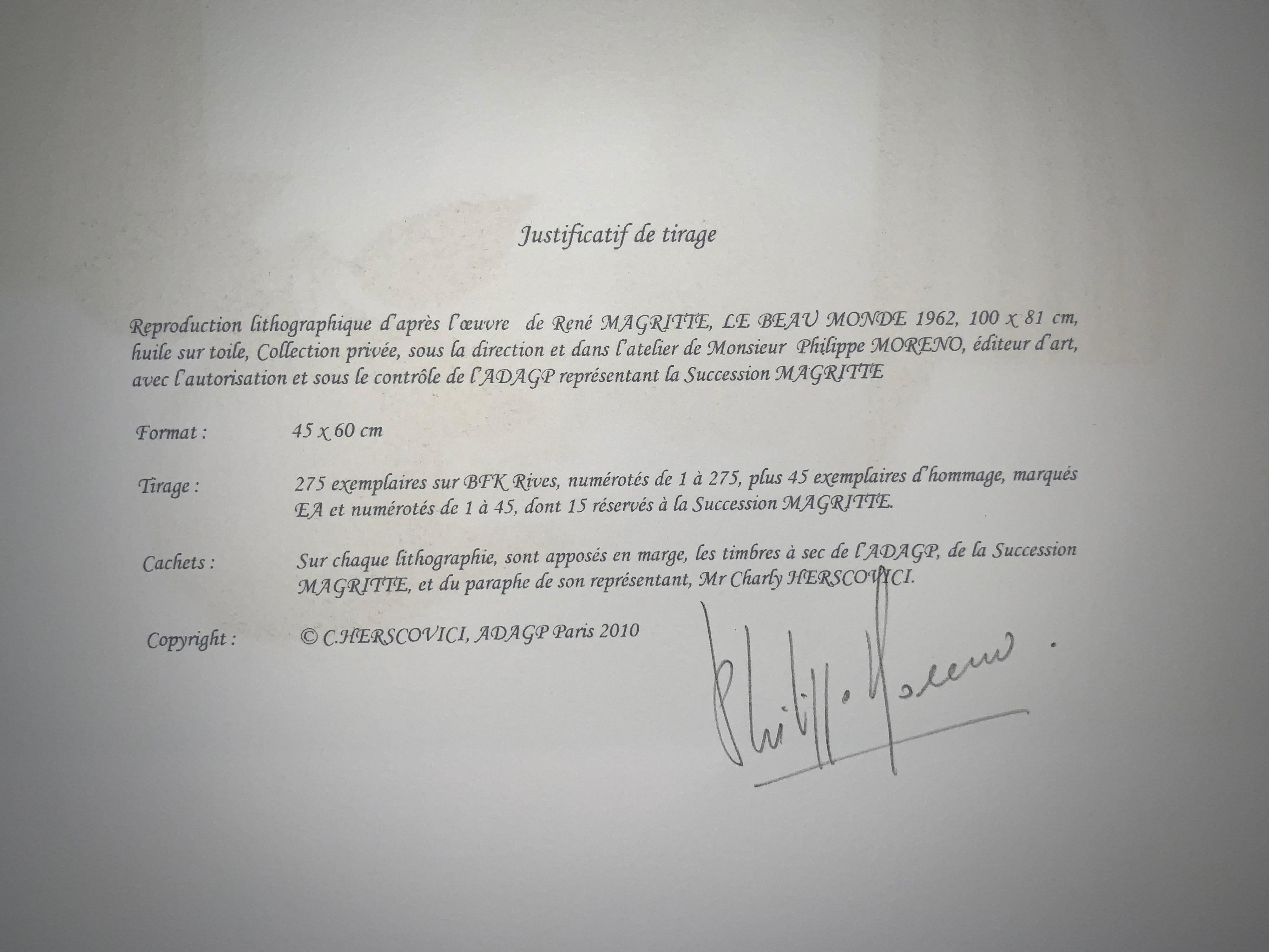 Lithographie en couleur d'après l'huile sur toile de 1962 de René Magritte, signature imprimée de Magritte et numérotée de l'édition de 275. 
La lithographie porte les timbres secs de la Fondation Magritte et de l'ADAGP et est contresignée au crayon