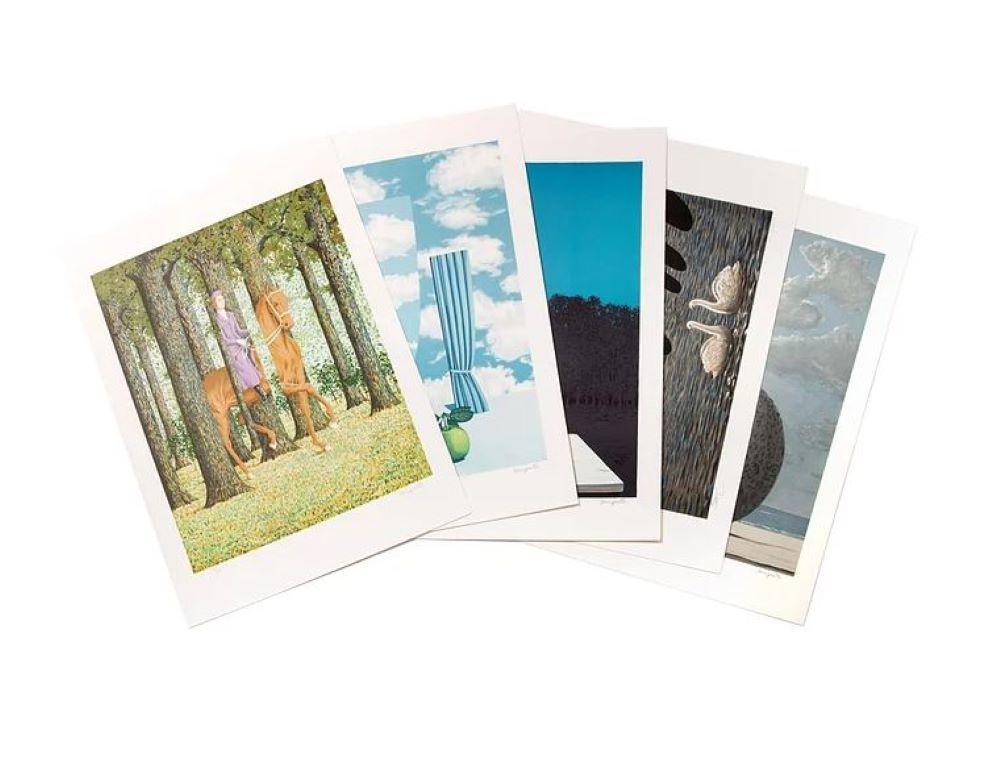 Ensemble complet de 20 lithographies en couleurs dans un beau carton bordeaux avec liens, signé par Magritte et numéroté de l'édition de 275. 
  
La lithographie porte les timbres secs de la Fondation Magritte et de l'ADAGP et est contresignée au
