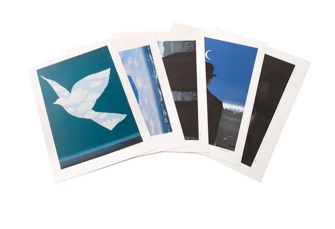 Ensemble complet de 20 lithographies en couleurs dans un beau carton bordeaux avec liens, signé par Magritte et numéroté de l'édition de 275. 
  
La lithographie porte les timbres secs de la Fondation Magritte et de l'ADAGP et est contresignée au