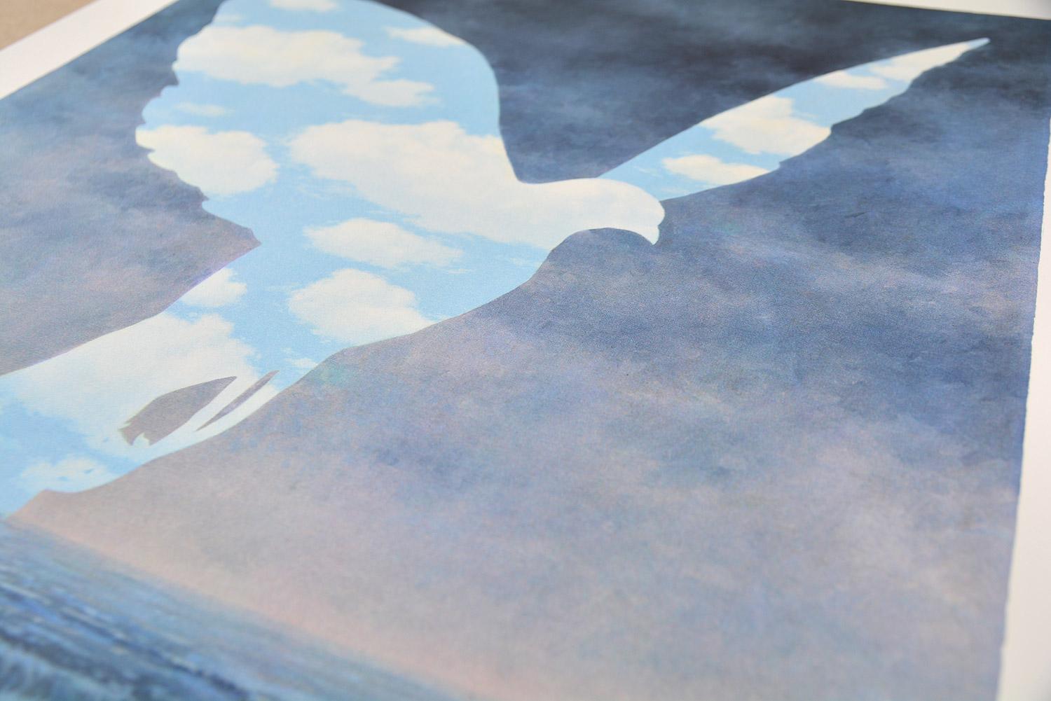 René Magritte LA GRANDE FAMILLE, 1963 Litografia in edizione limitata - Surrealismo - Print di (after) René Magritte