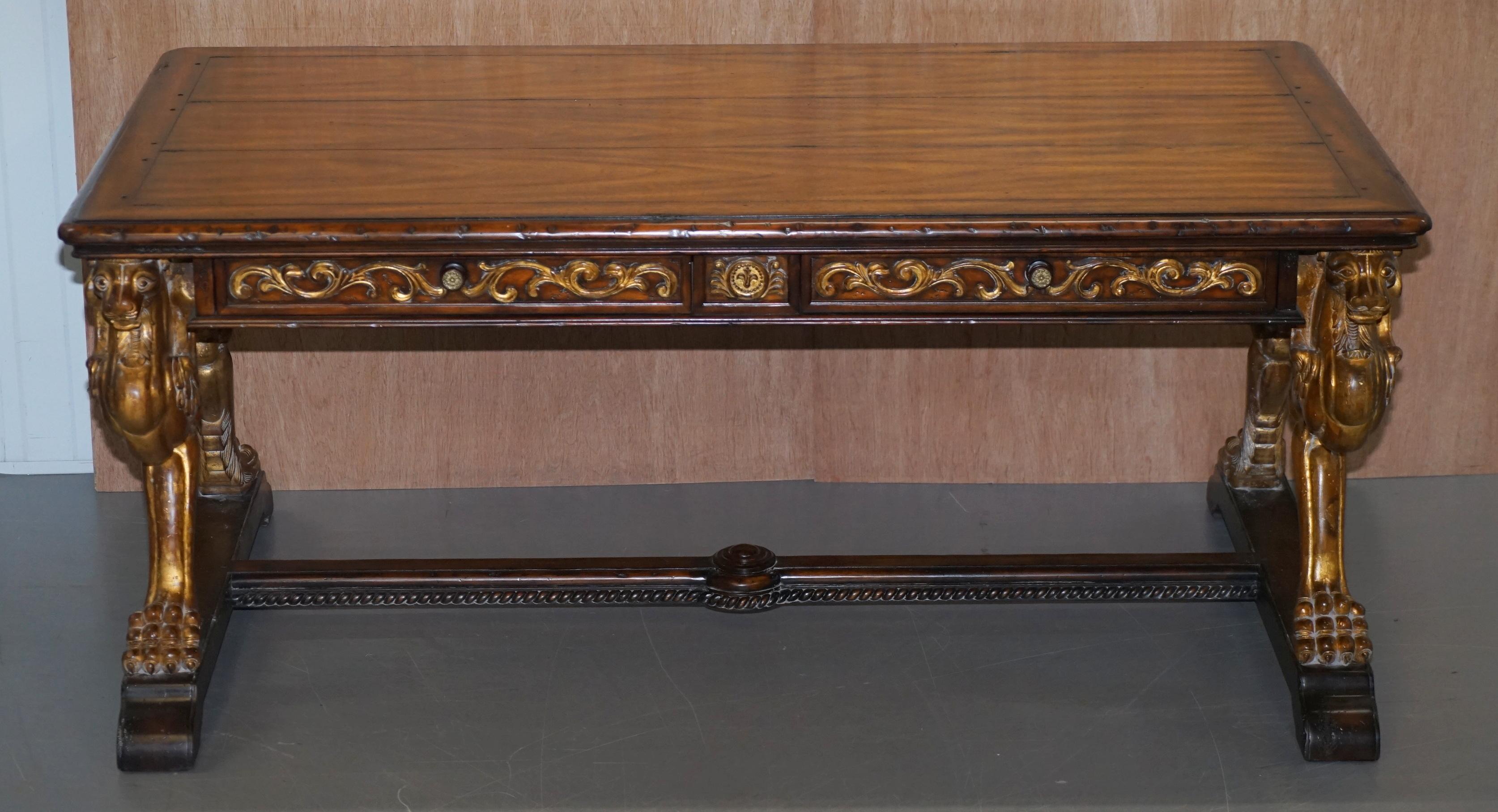 Nous sommes ravis d'offrir à la vente cette table à écrire extrêmement ornée et très solide, avec des tiroirs des deux côtés et des griffons sculptés en bois doré.

Cette pièce est très bien faite et décorative. Les griffons sont aussi beaux et
