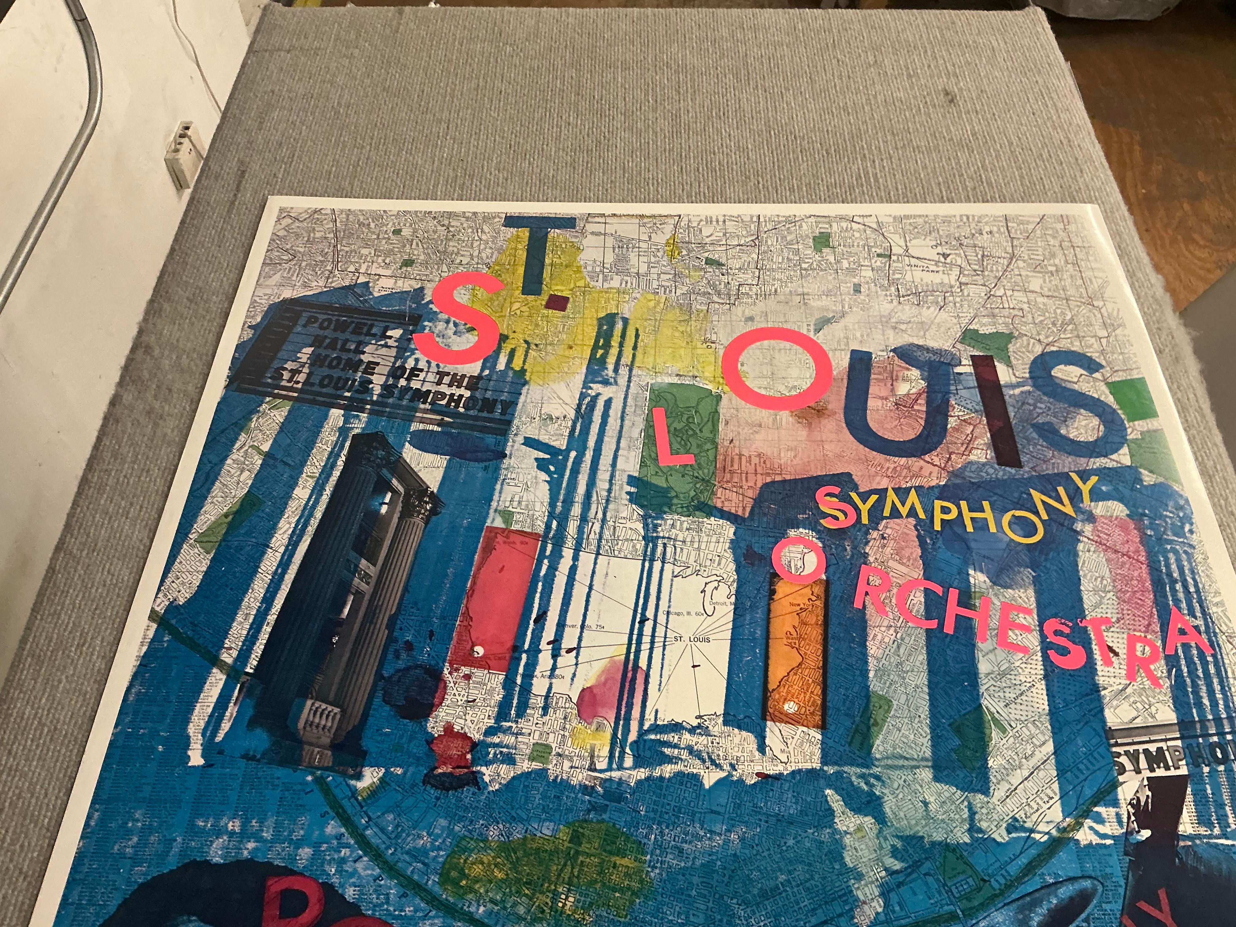 Este cartel original excepcionalmente raro fue diseñado y creado por el renombrado artista Robert Rauschenberg para la Orquesta Sinfónica de San Luis en 1968. Esta pieza, que muestra su característico collage e imágenes en capas, combina música y