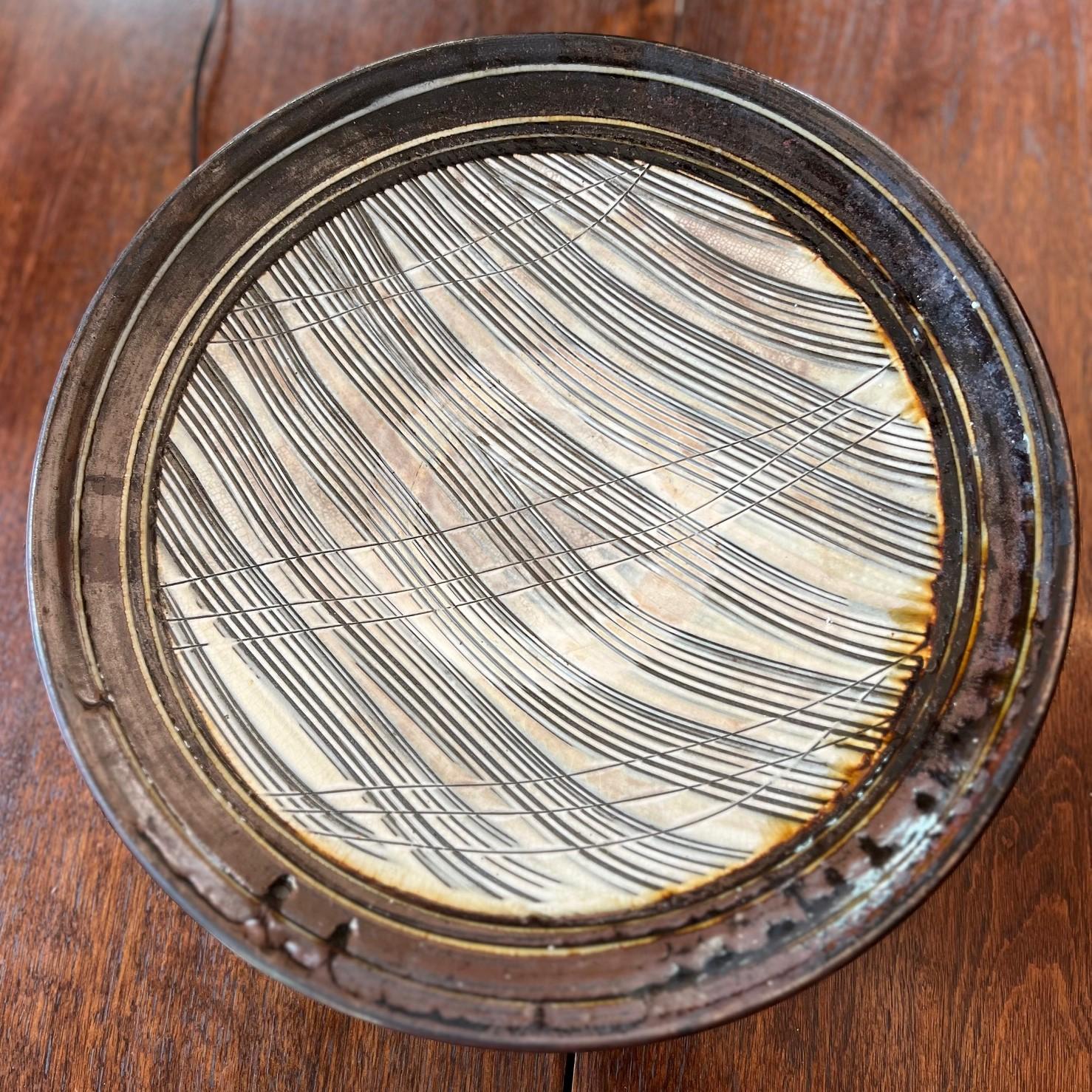 Chargeur rond japonais des années 1960, pas de marque visible Cette assiette en céramique présente des caractéristiques de conception similaires aux œuvres de Shoji Hamada (1894-1978), un potier japonais renommé et une figure clé du mouvement Mingei