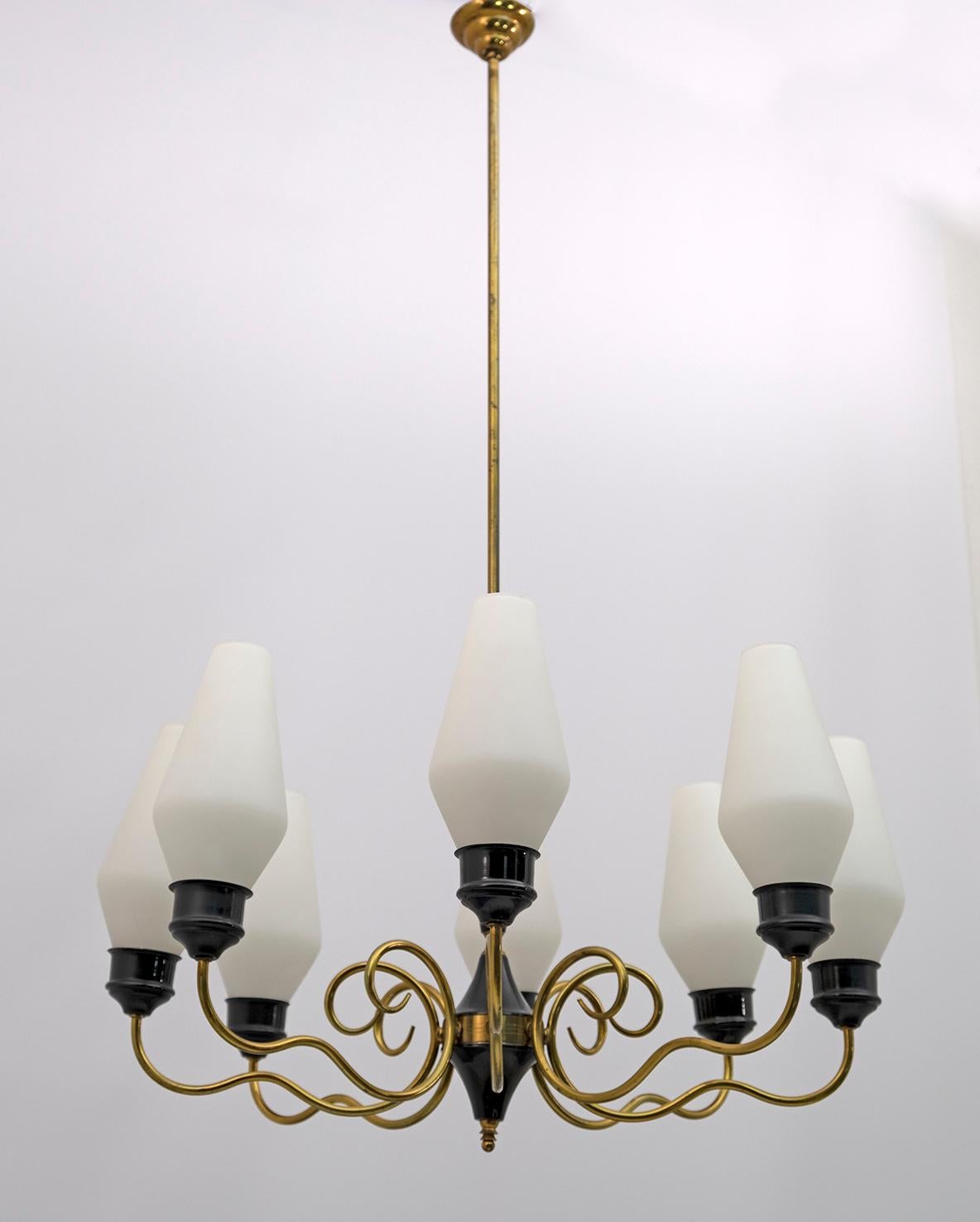 This 8-light chandelier in brass, aluminum and satin glass, was produced in the 1950s, in Stilnovo style.