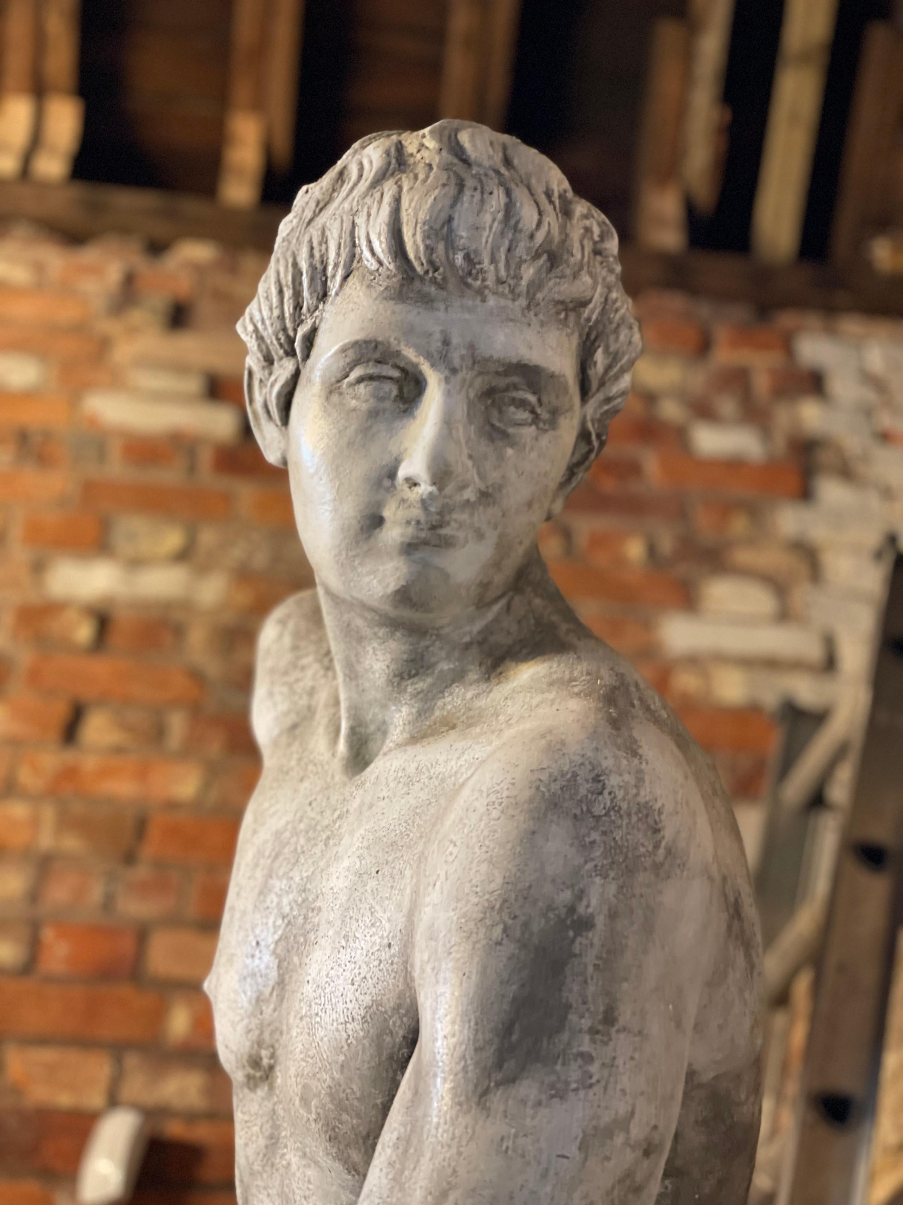 After the Antique, a Large 20th C Plaster Figure of a Discus Thrower In Good Condition For Sale In Bagshot, GB