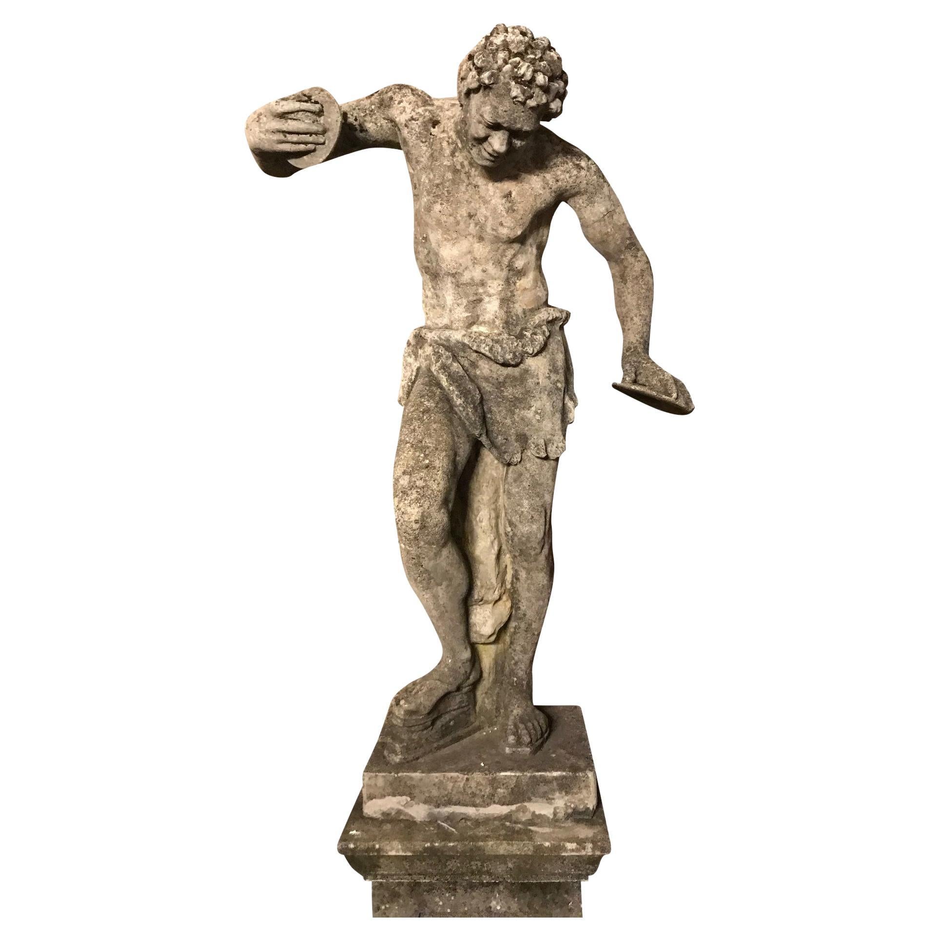 Antike, eine große Kompositionssteinfigur des tanzenden Fauns aus dem 20. Jahrhundert