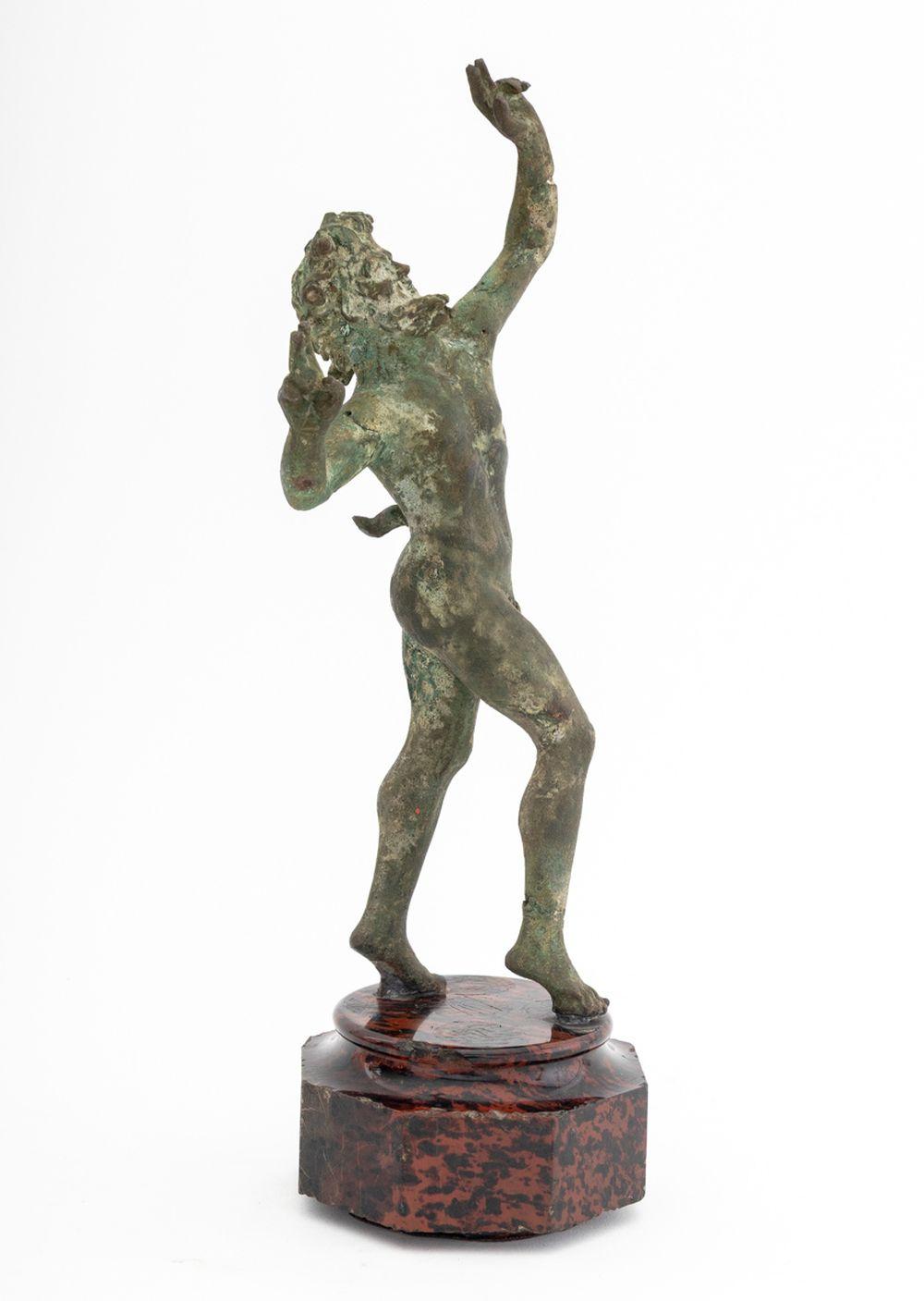 Dopo l'antico Fauno danzante di Pompei Scultura in bronzo, XIX secolo, su base ottagonale in pietra rossa e nera. Complessivamente: 13