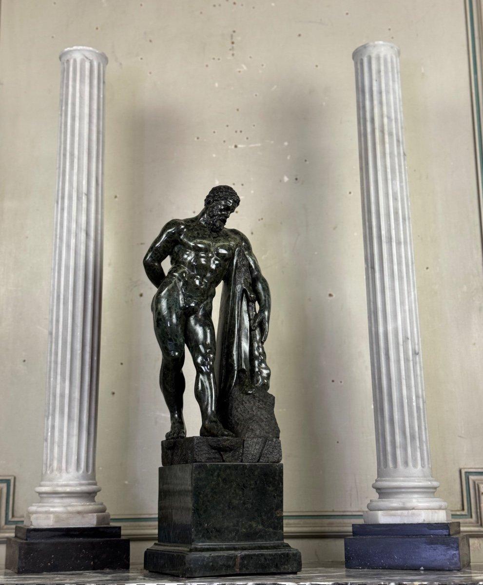 Dopo l'Ercole Farnese, una scultura in marmo serpentino, souvenir del Grand Tour del XIX secolo, manca la mano destra dietro la schiena.