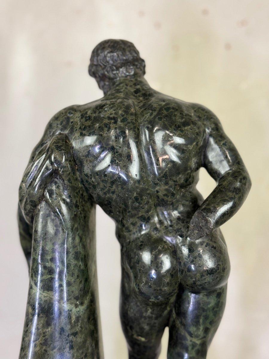 Dopo l'Ercole Farnese, scultura in marmo serpentino In condizioni buone in vendita a Honnelles, WHT