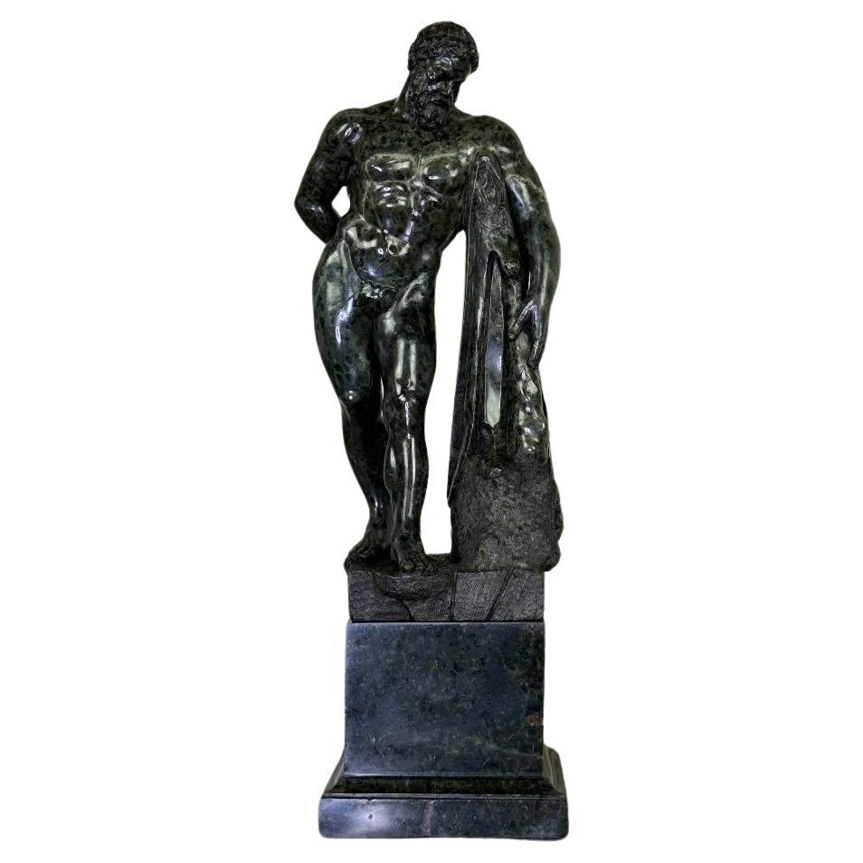 Según El Hércules Farnesio, escultura de mármol serpentina