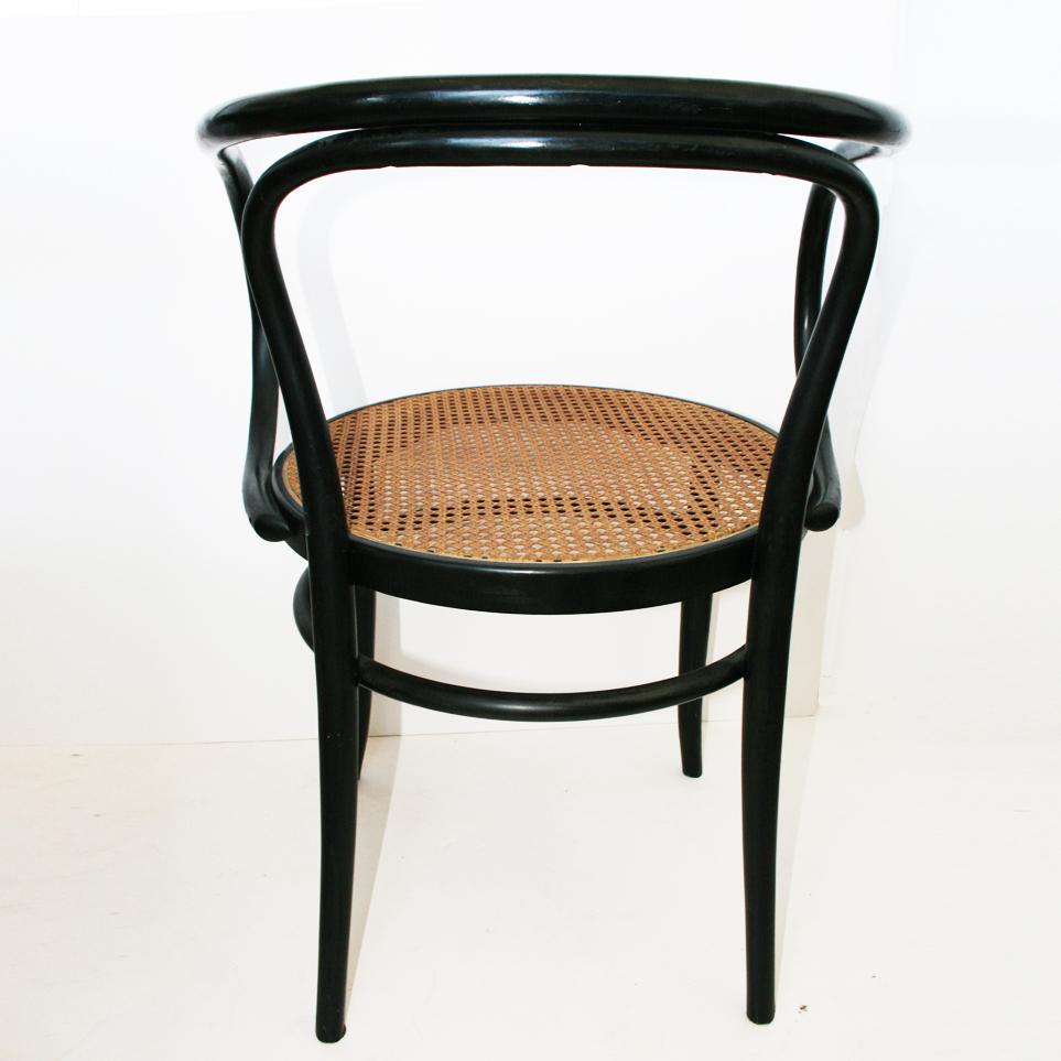Nach Thonet 209:: Paar Stühle aus Rohr und schwarzem Bugholz:: 1950er Jahre (20. Jahrhundert)