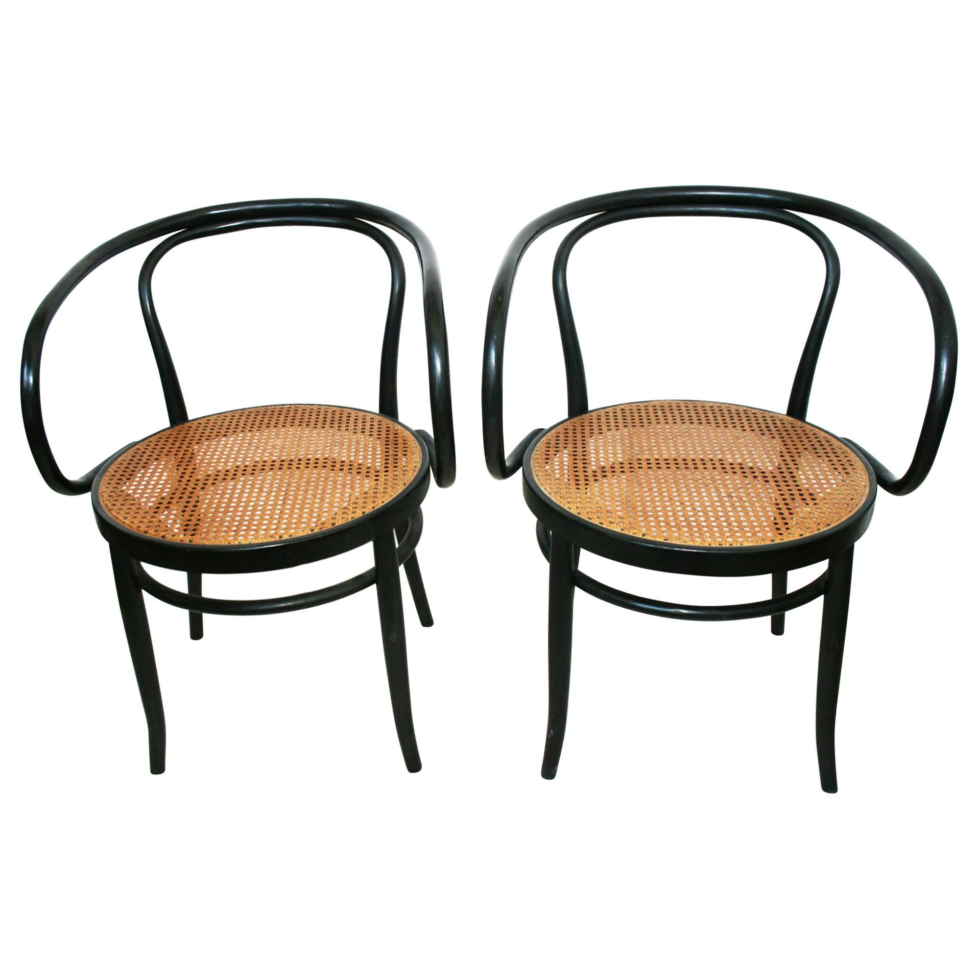 Nach Thonet 209:: Paar Stühle aus Rohr und schwarzem Bugholz:: 1950er Jahre