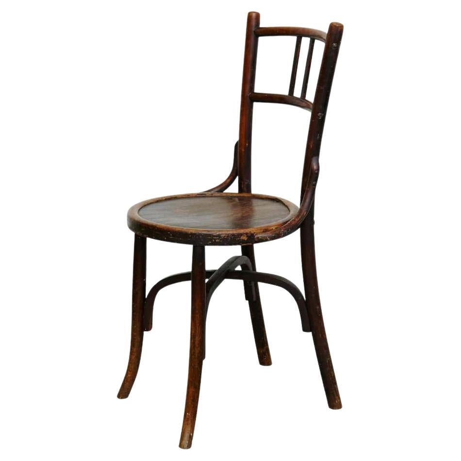 D'après la chaise Thonet, fabriquée par un fabricant inconnu, vers 1920.

En bon état d'origine, avec une usure mineure conforme à l'âge et à l'usage, préservant une belle patine.

Thonet était le fils du maître tanneur Franz Anton Thonet de