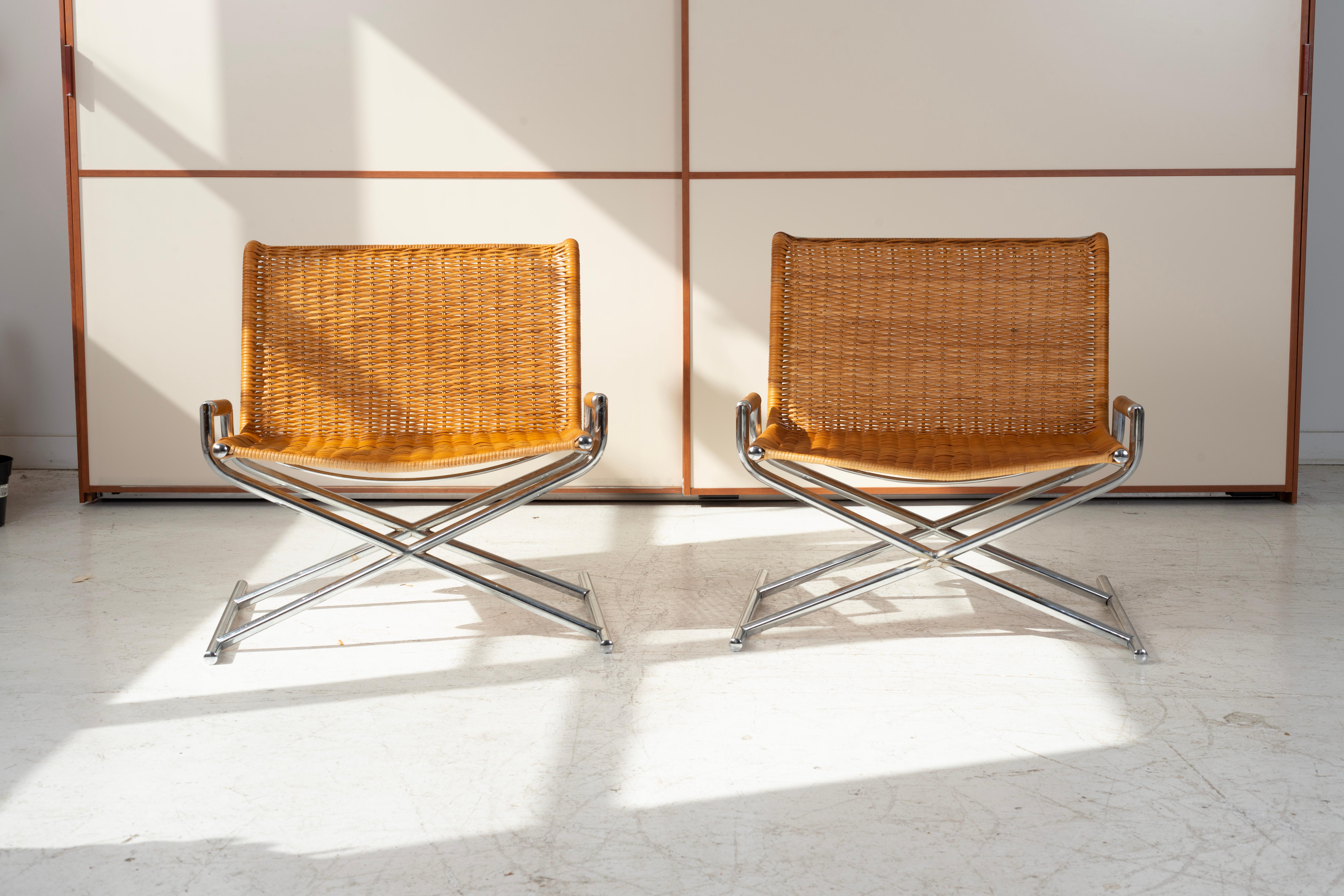 Ces fauteuils de directeur sont un chef-d'œuvre de design intemporel qui allie sans effort la forme et la fonction. Fabriquées vers 1965, ces chaises témoignent de l'attrait durable d'une esthétique minimaliste et d'un savoir-faire innovant.
Chaque