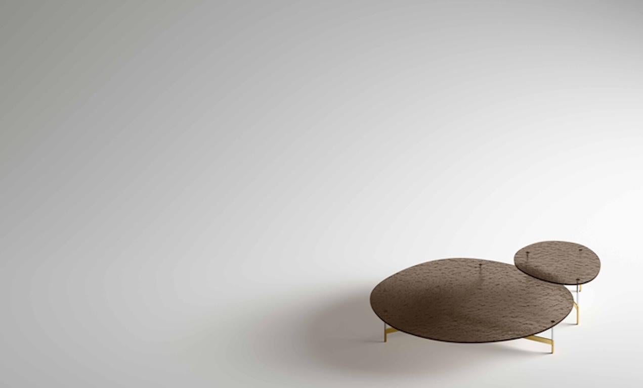 La table basse After9 a été créée par le designer Massimo Castagna. Elle fait partie d'une collection de tables basses et de tables d'appoint, à la structure métallique minimale et aux finitions contrastées

Ces tables de cocktail sont disponibles