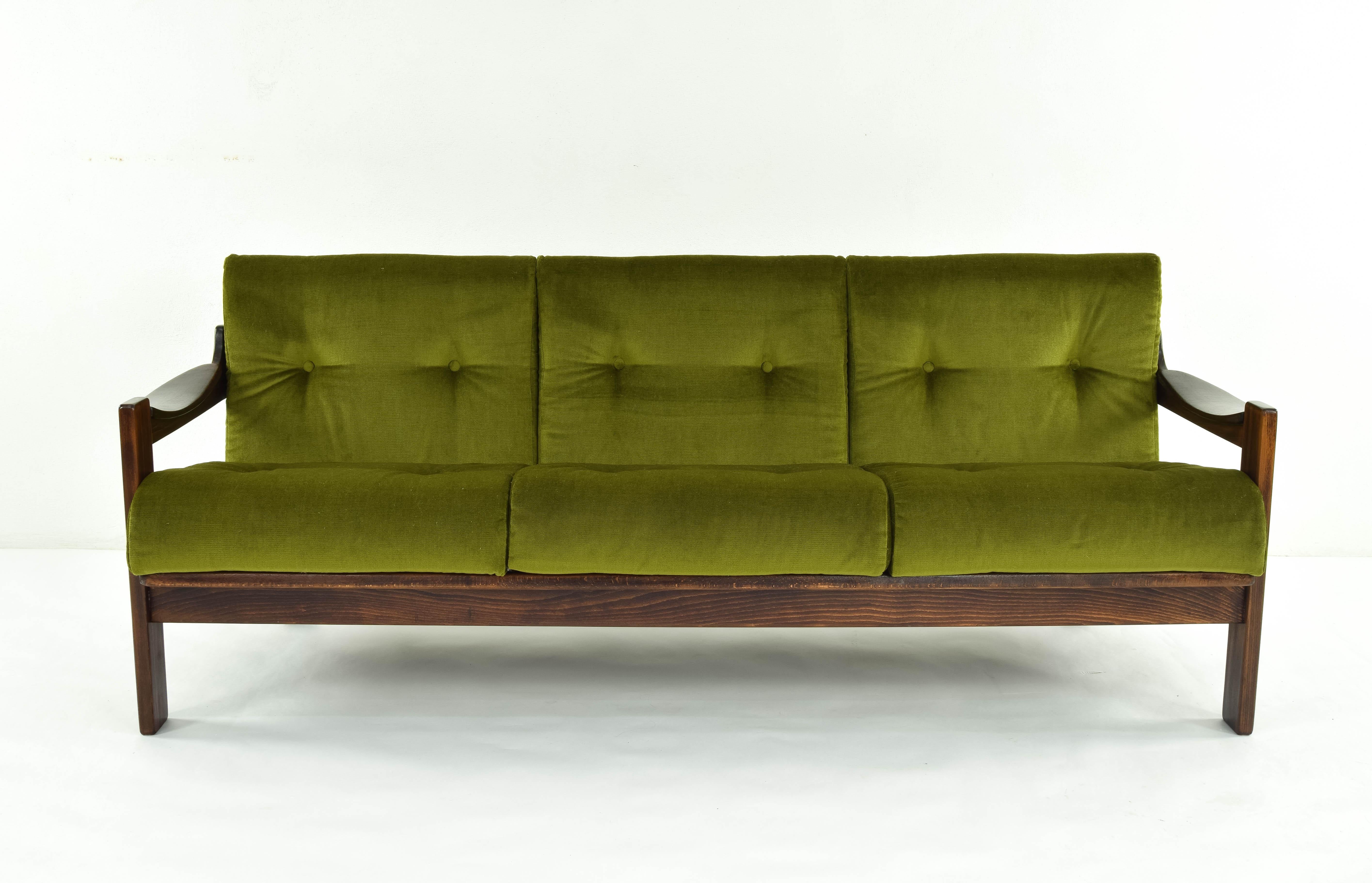 Sofa of the Spanish firm AG Barcelona produced in the 1970s. Modern and sophisticated design structure made of walnut and green velvet upholstery. New foams and rubber straps. A beautiful piece in excellent condition.