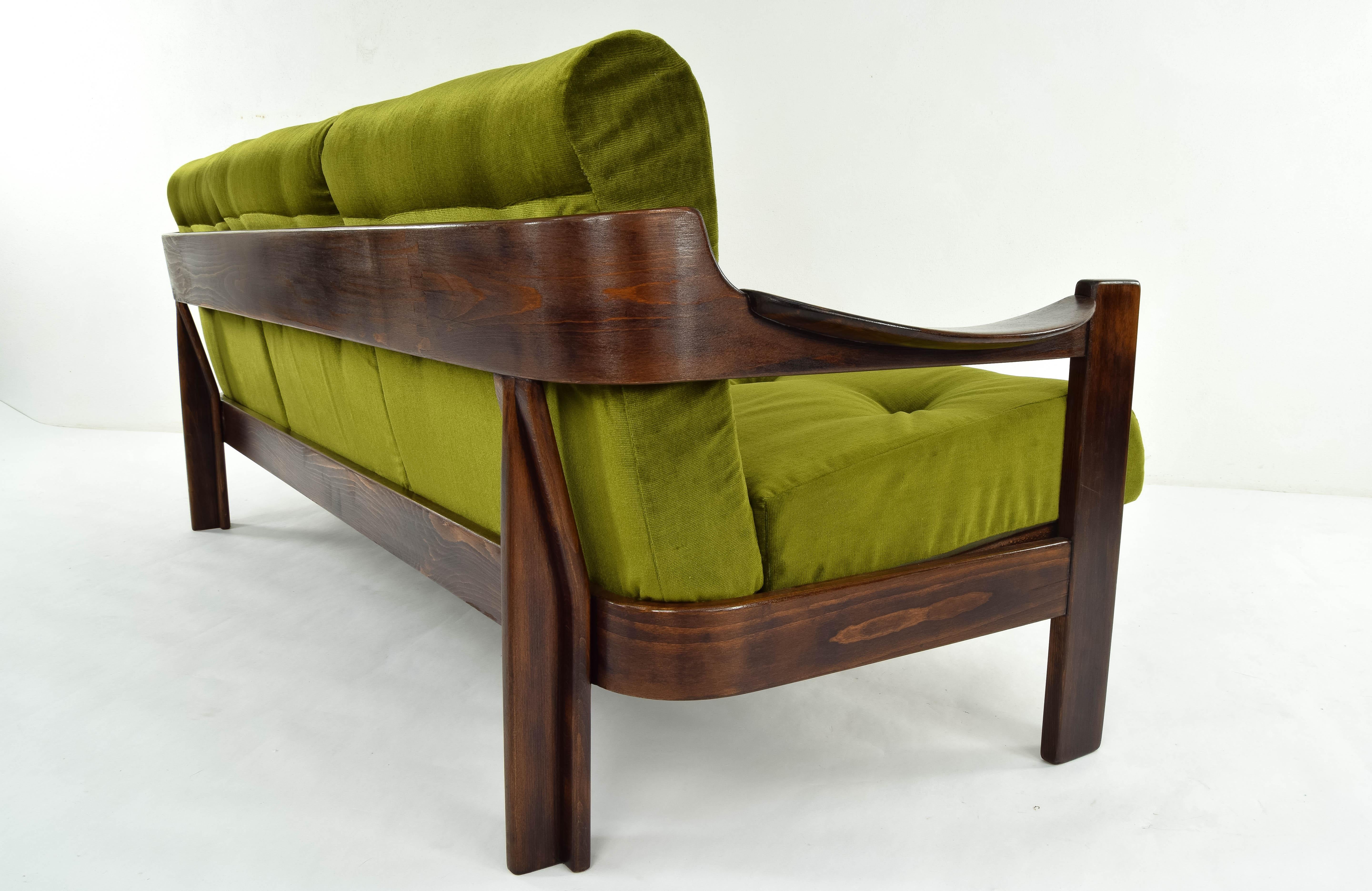 AG Barcelona Mid-Century Modern Velvet and Walnut Three-Seat Sofa, Spain 1970 4