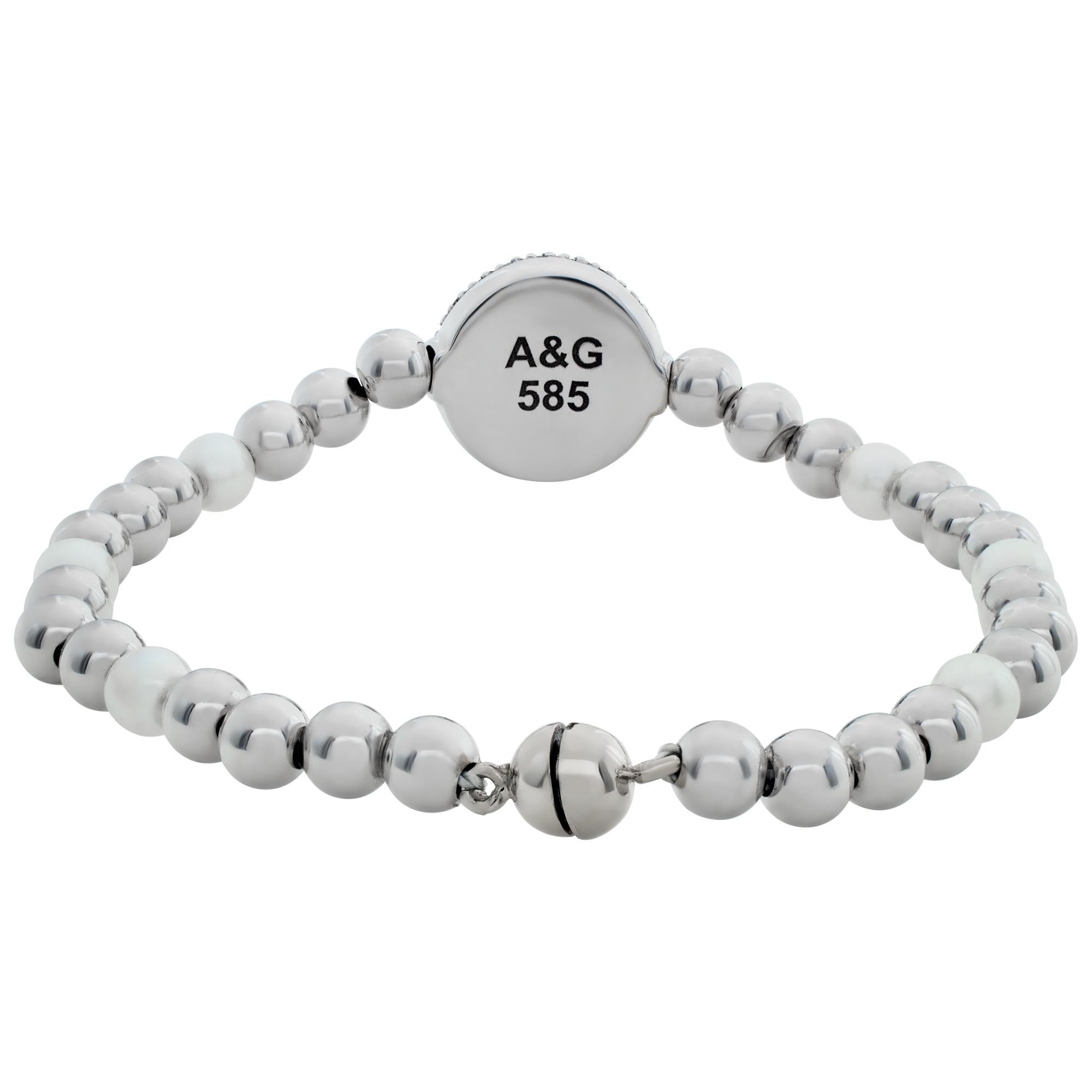 Armband aus 14 Karat Weißgold mit signierten Perlen und Pavé-Diamantenknöpfen von A&G im Zustand „Hervorragend“ im Angebot in Surfside, FL
