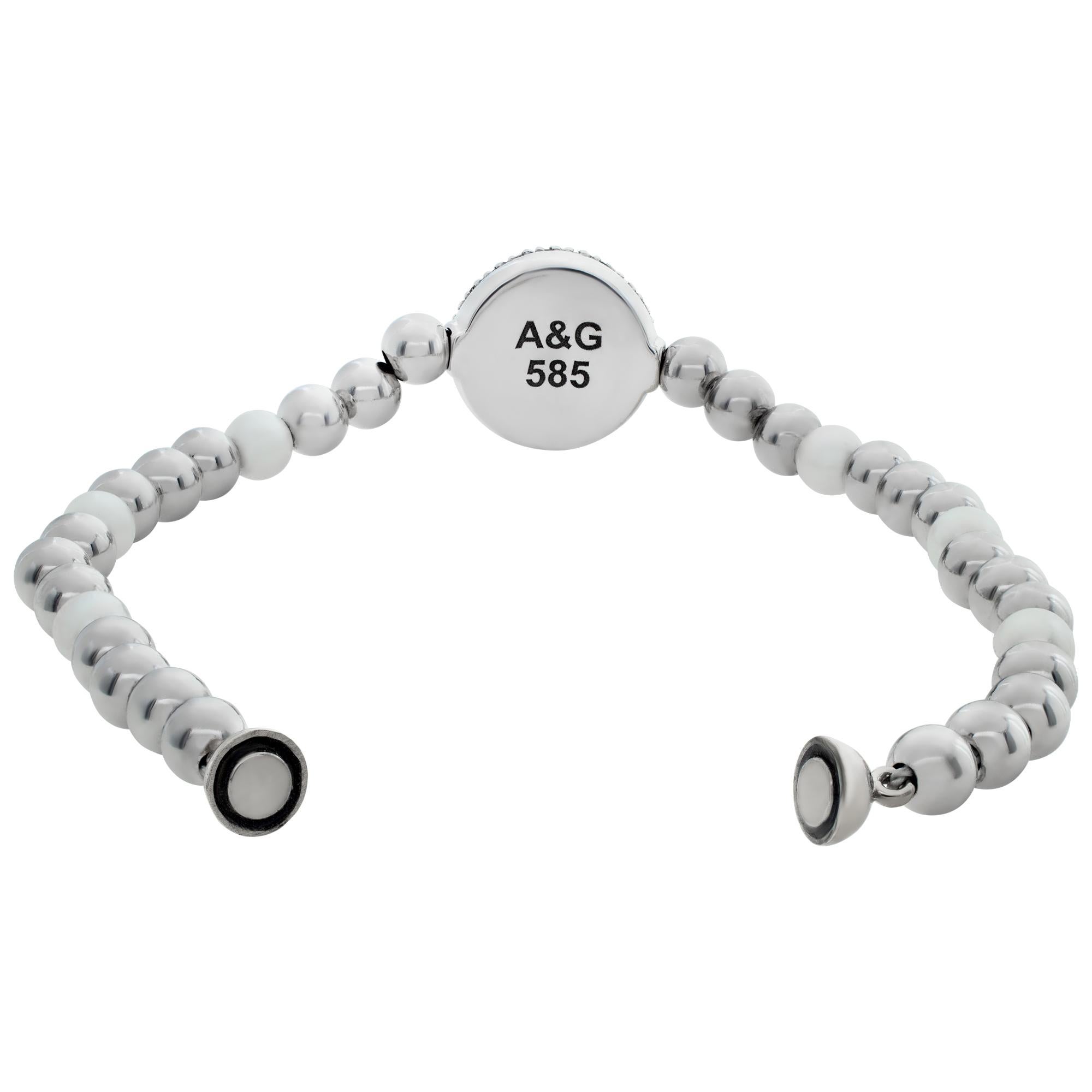 Armband aus 14 Karat Weißgold mit signierten Perlen und Pavé-Diamantenknöpfen von A&G Damen im Angebot