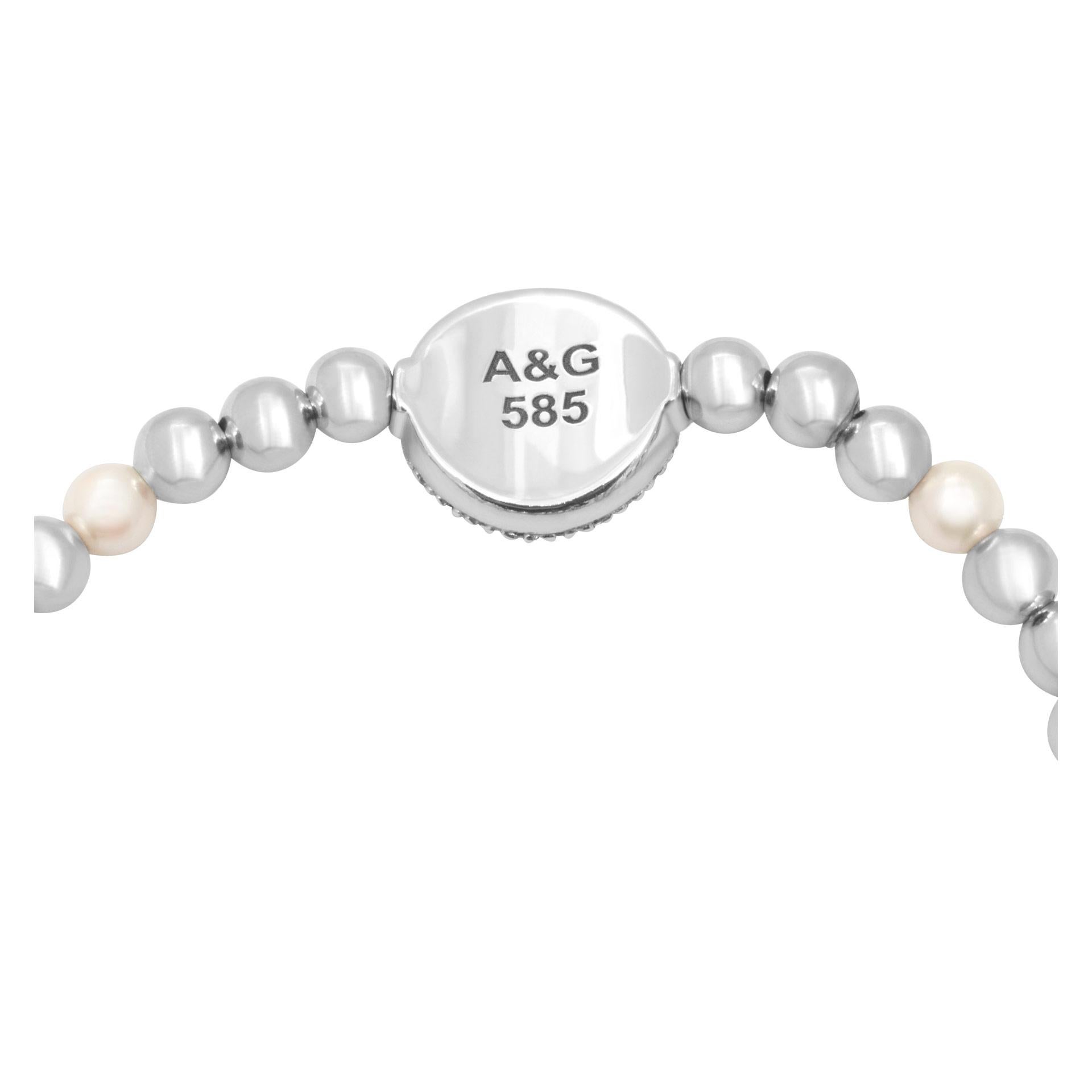 Armband aus 14 Karat Weißgold mit signierten Perlen und Pavé-Diamantenknöpfen von A&G im Angebot 1