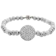 Bracelet en or blanc 14 carats avec perles et boutons en diamants pavés signés A&G