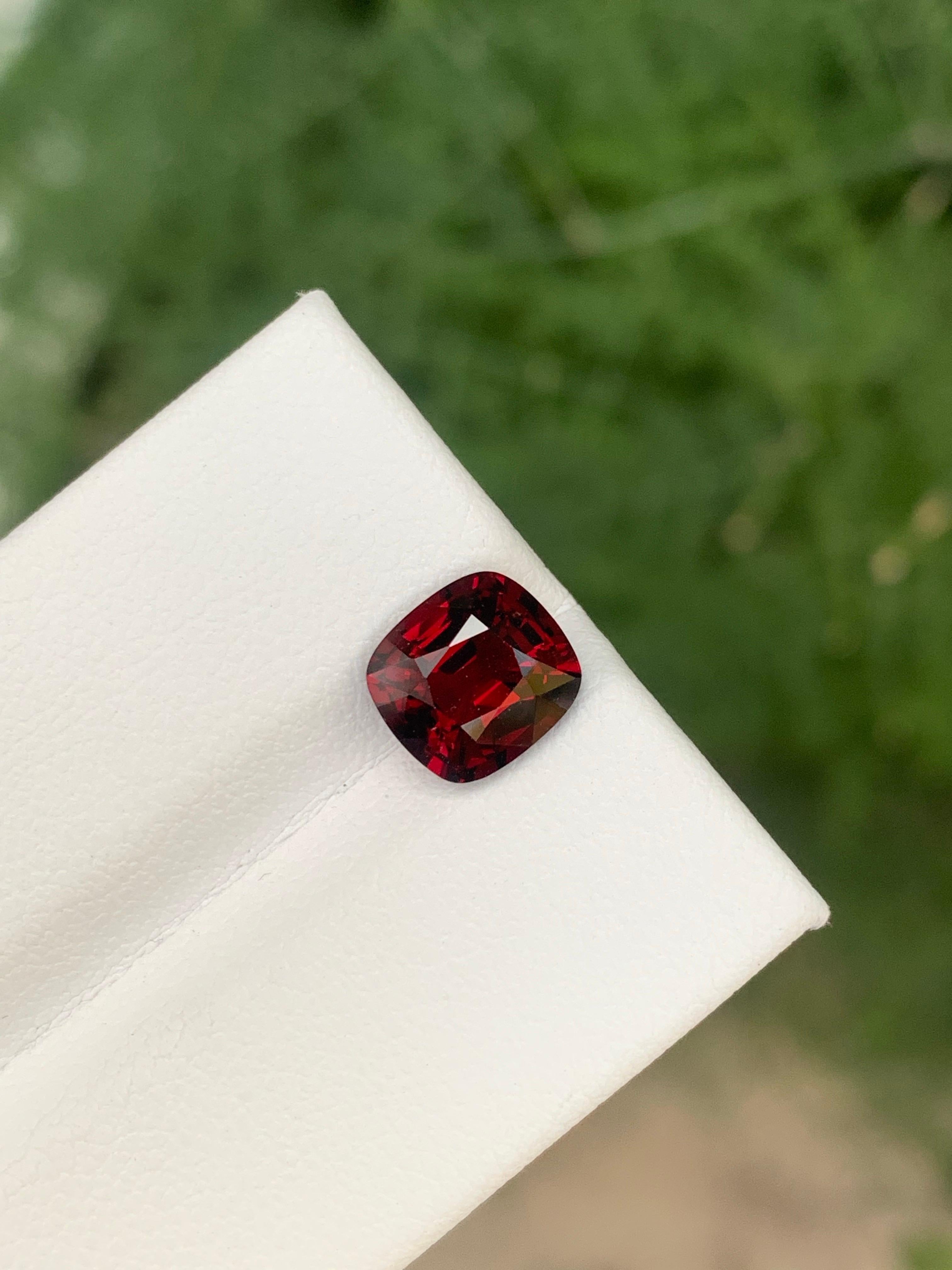 Spinello sfaccettato

Peso: 2,07 Carati
Dimensioni: 7,72 x 7,07 x 4,80 mm
Colore: Rosso
Origine: Myanmar (Birmania)
Trattamento: Nessuno
Certificato: Certificato AGA disponibile

Lo spinello è una gemma affascinante, apprezzata per i suoi colori