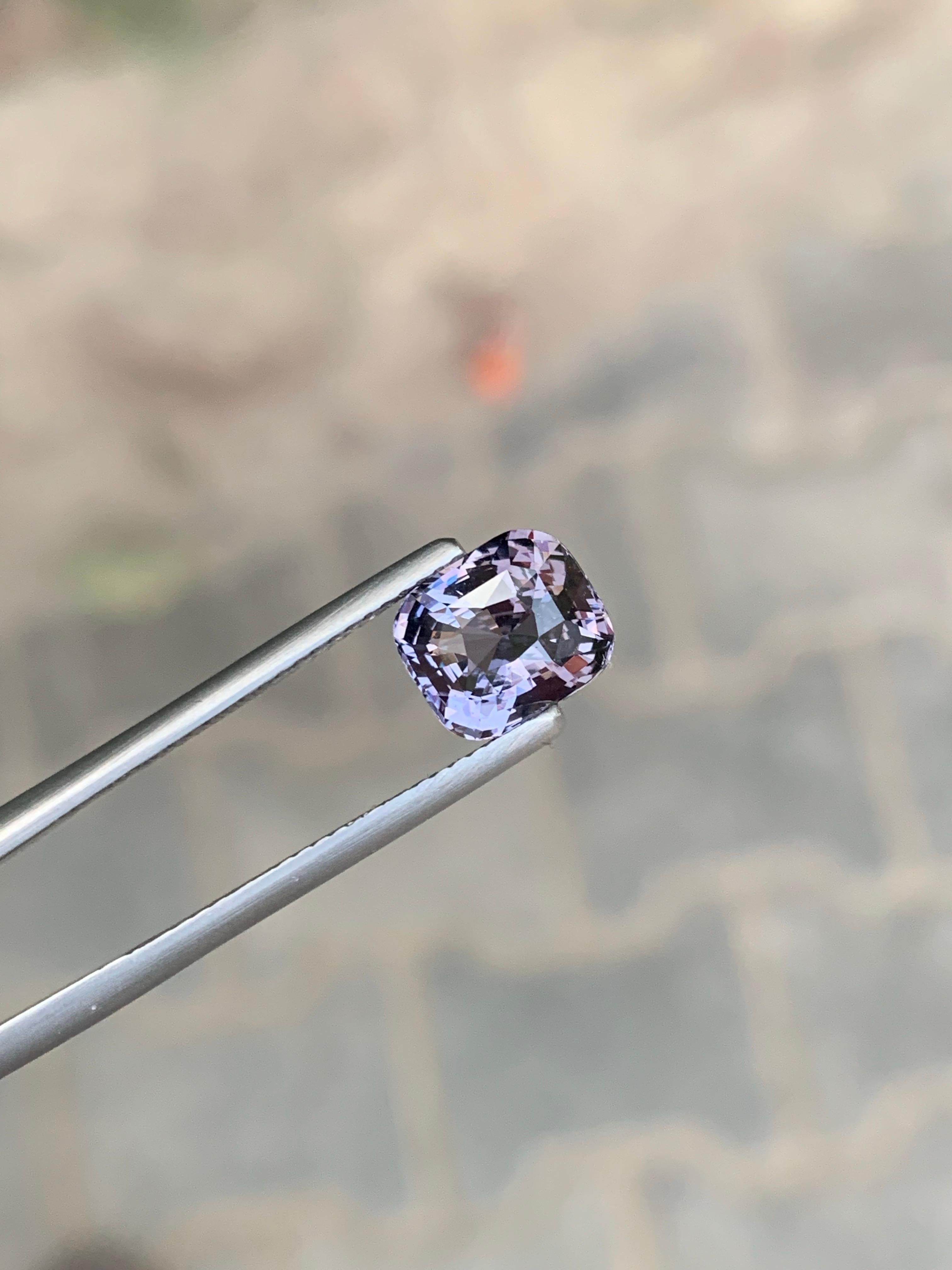 Gemma naturale sciolta con taglio a cuscino di Spinello birmano certificata AGA da 2,56 carati in vendita 4