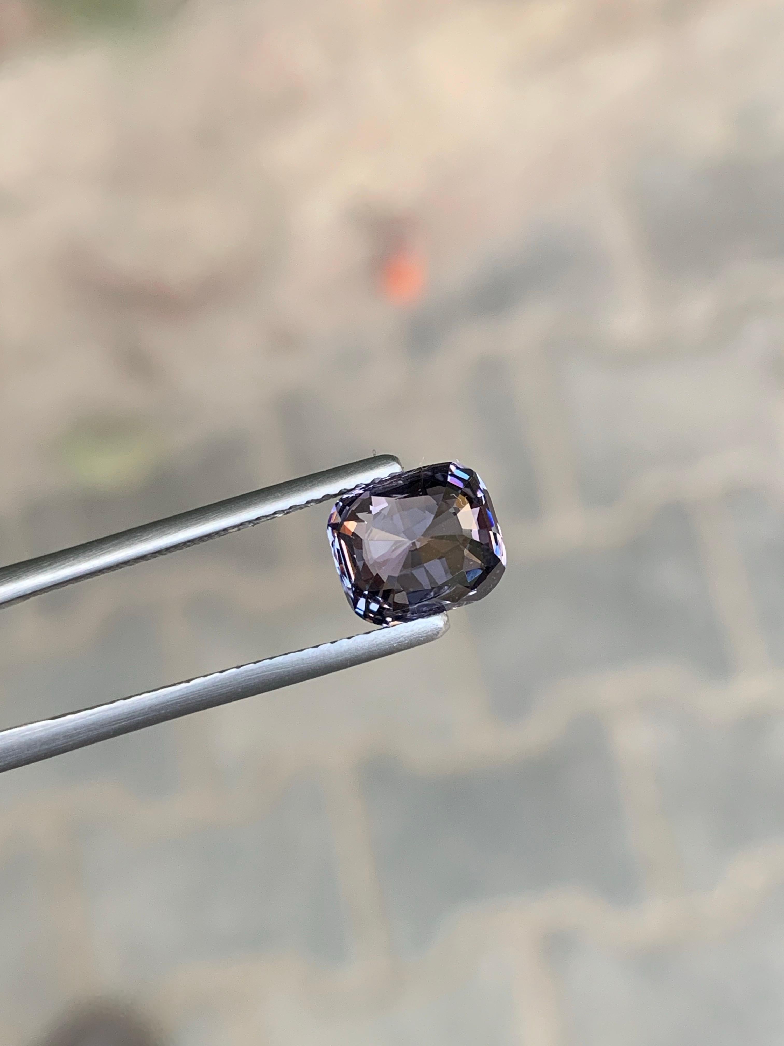 Gemma naturale sciolta con taglio a cuscino di Spinello birmano certificata AGA da 2,56 carati in vendita 6