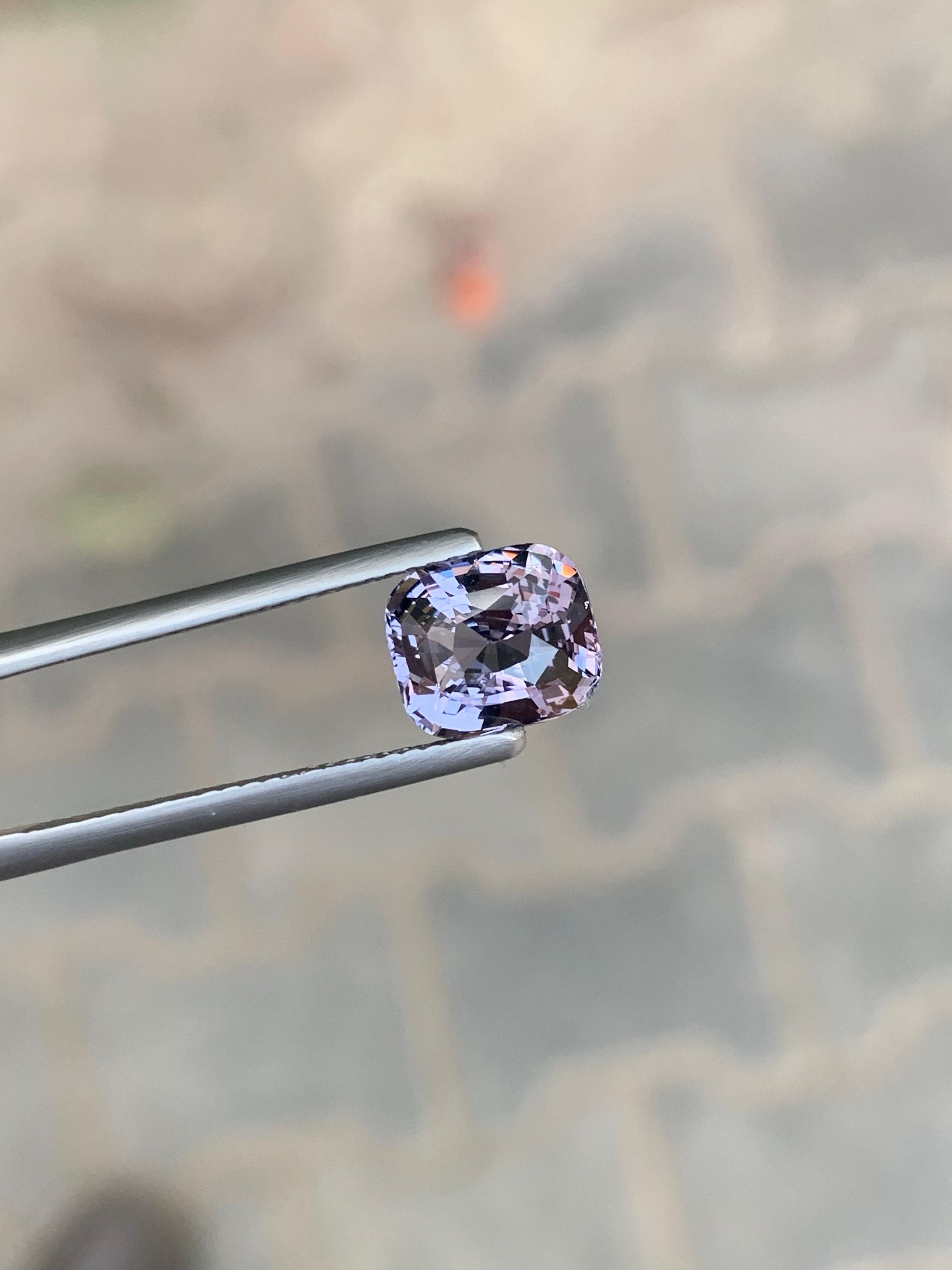 Gemma naturale sciolta con taglio a cuscino di Spinello birmano certificata AGA da 2,56 carati in vendita 7