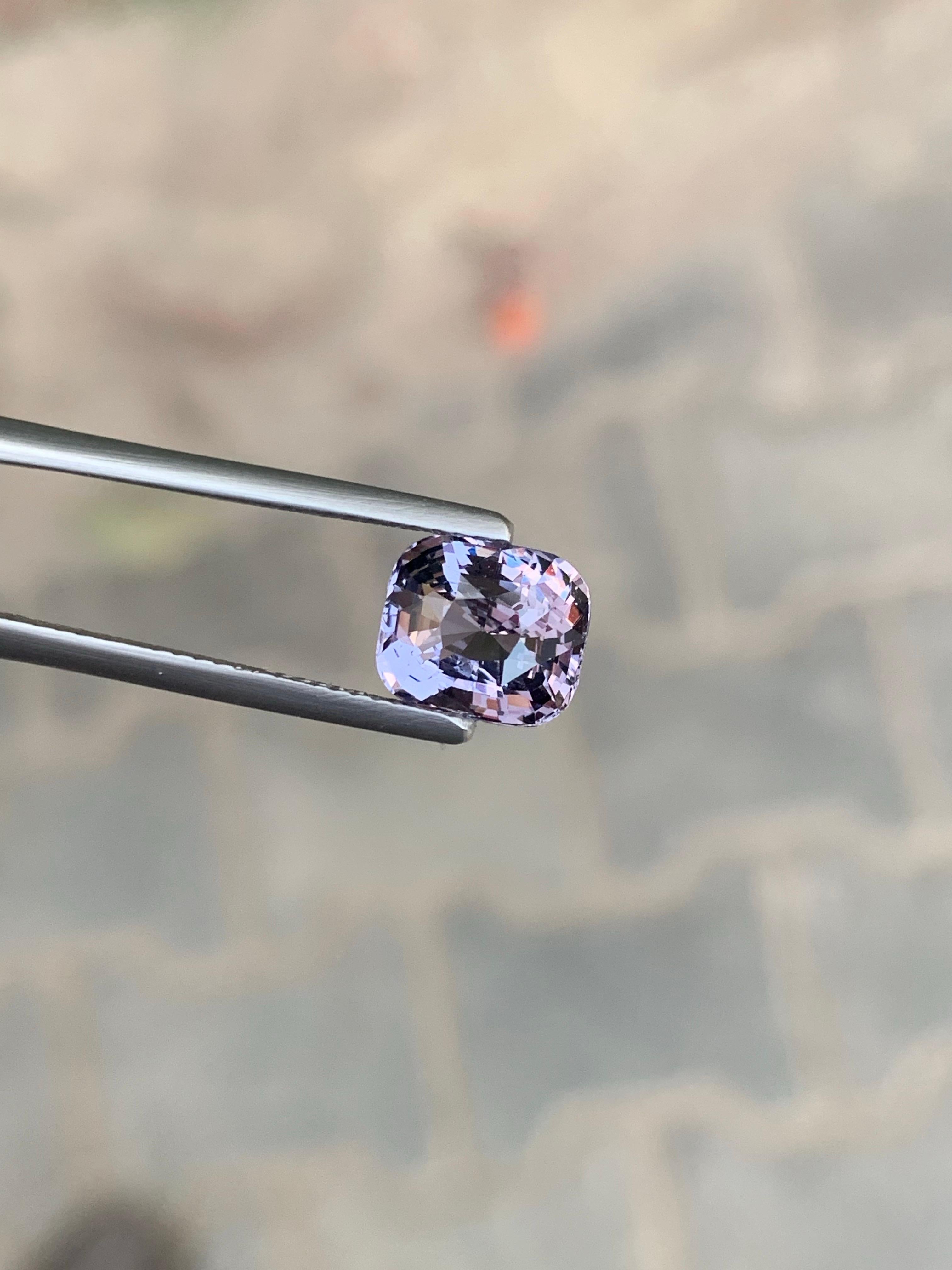 Gemma naturale sciolta con taglio a cuscino di Spinello birmano certificata AGA da 2,56 carati in vendita 8