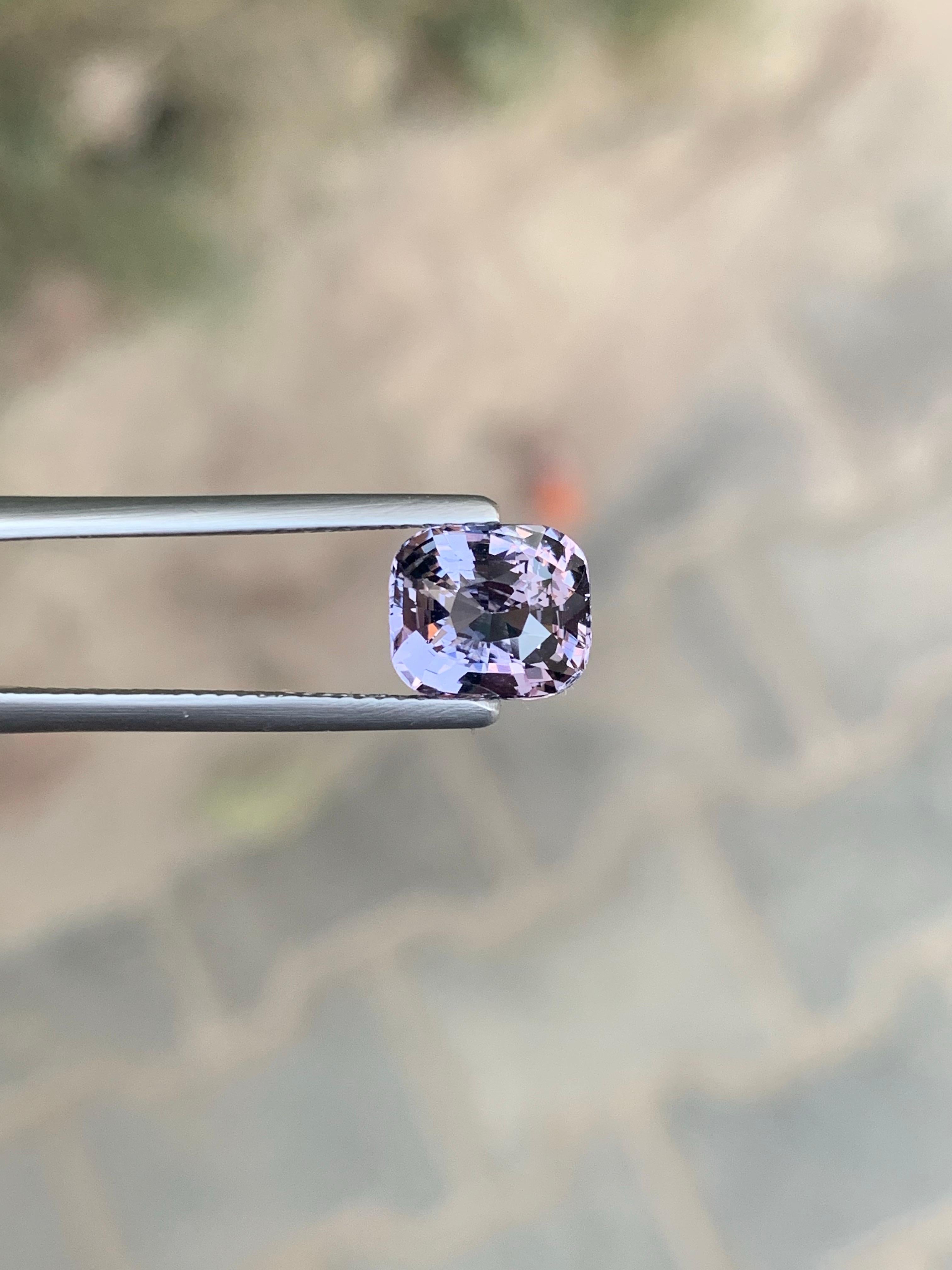 Spinello sfaccettato

Peso : 2,56 Carati
Dimensioni: 8,27 x 7,17 x 5,10 mm
Colore: Viola grigiastro 
Origine: Myanmar (Birmania) 
Trattamento: Non
Certificato: Certificato AGA disponibile
Forma: Cuscino 

Spinelli  è un'affascinante gemma apprezzata