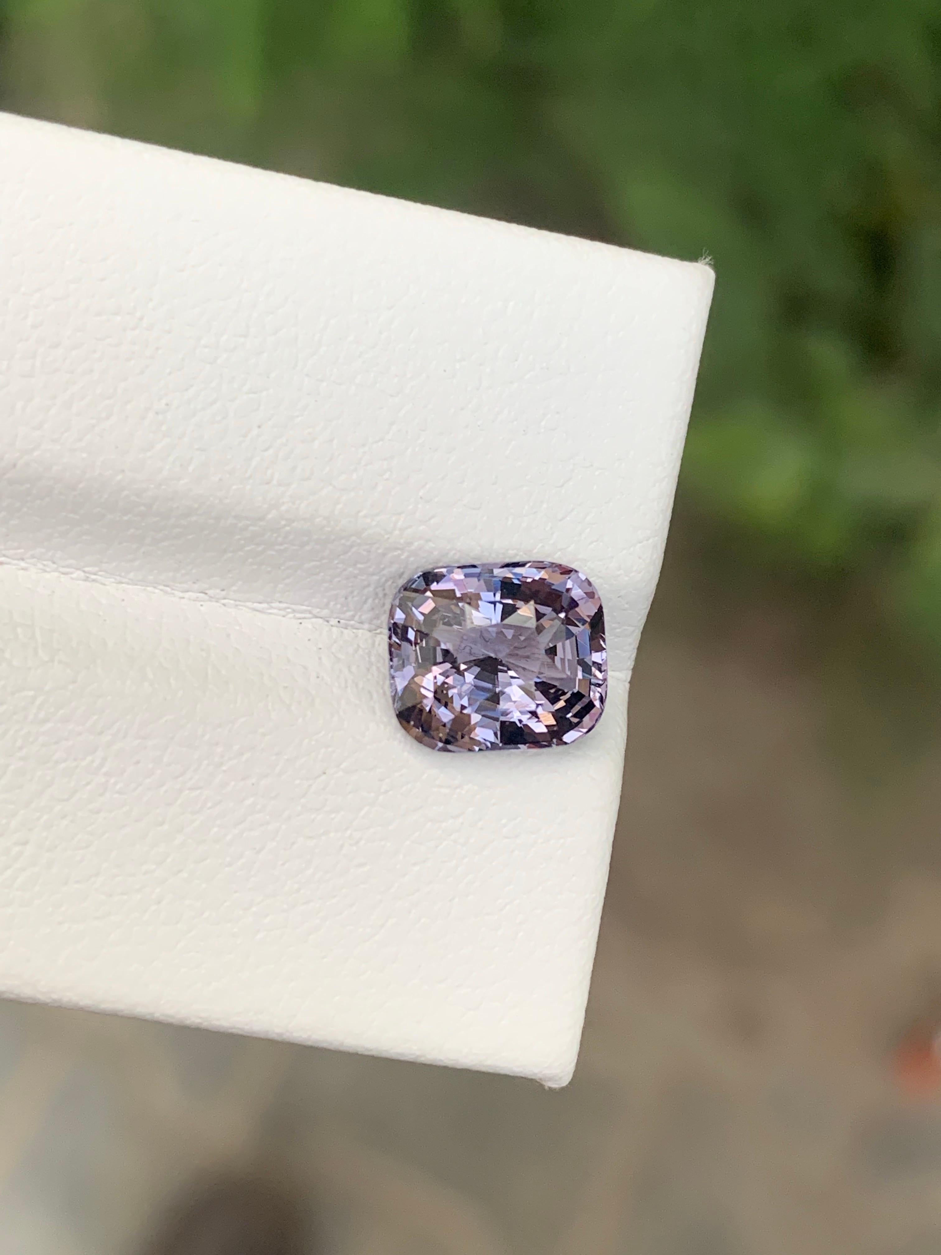 Arts and Crafts Gemma naturale sciolta con taglio a cuscino di Spinello birmano certificata AGA da 2,56 carati in vendita