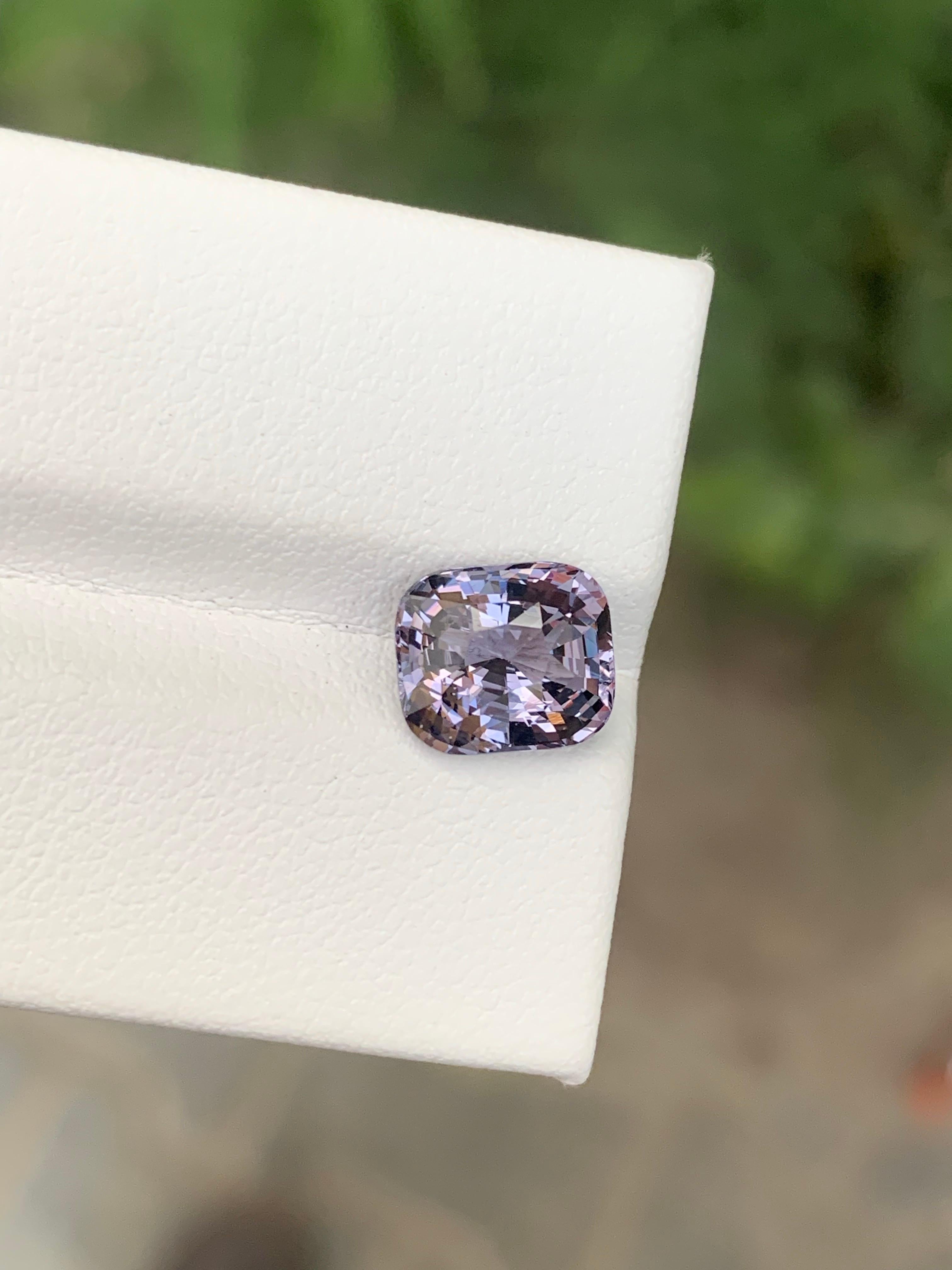 Taglio cuscino Gemma naturale sciolta con taglio a cuscino di Spinello birmano certificata AGA da 2,56 carati in vendita