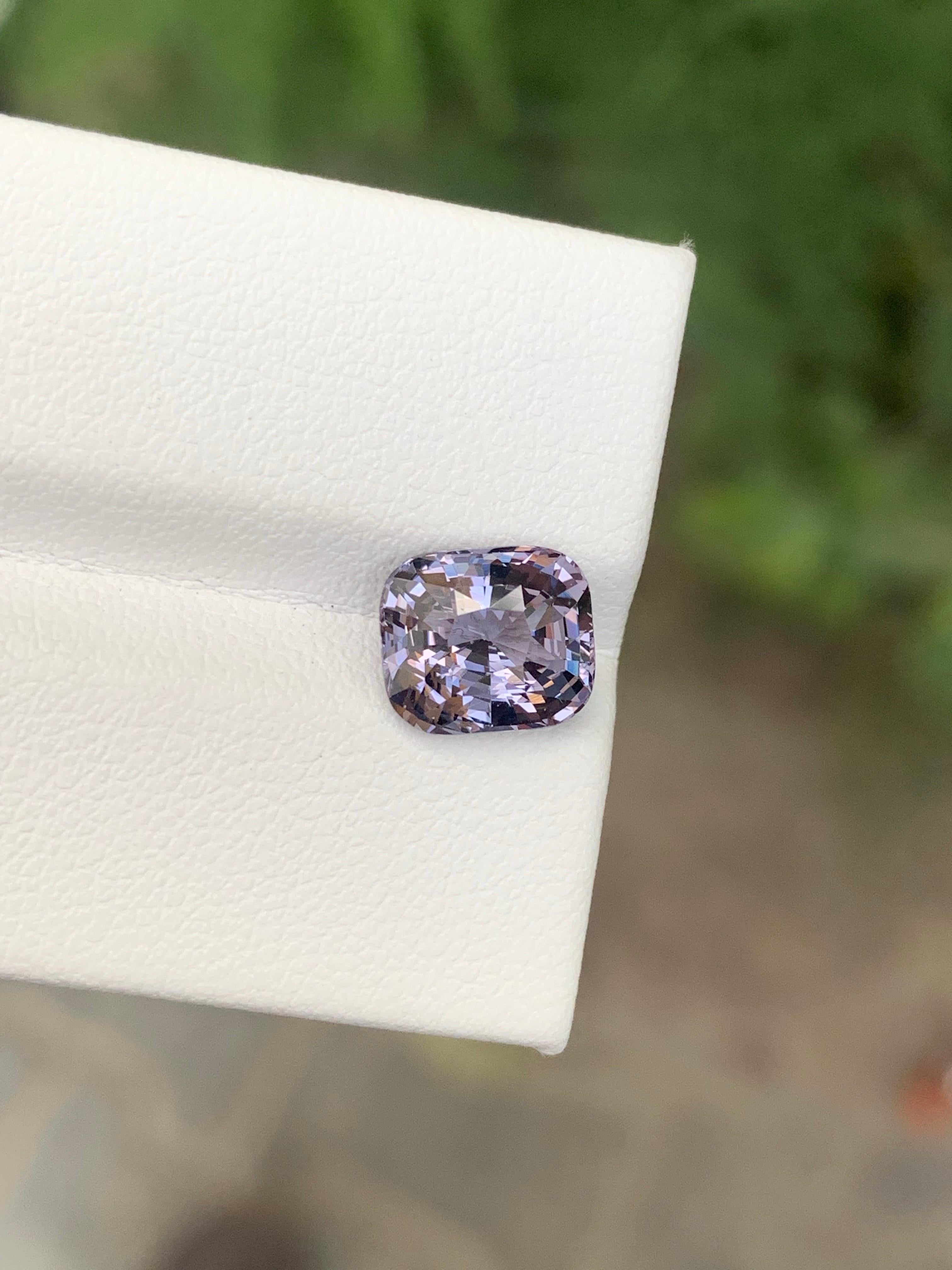 Gemma naturale sciolta con taglio a cuscino di Spinello birmano certificata AGA da 2,56 carati In condizioni Nuovo in vendita a Peshawar, PK