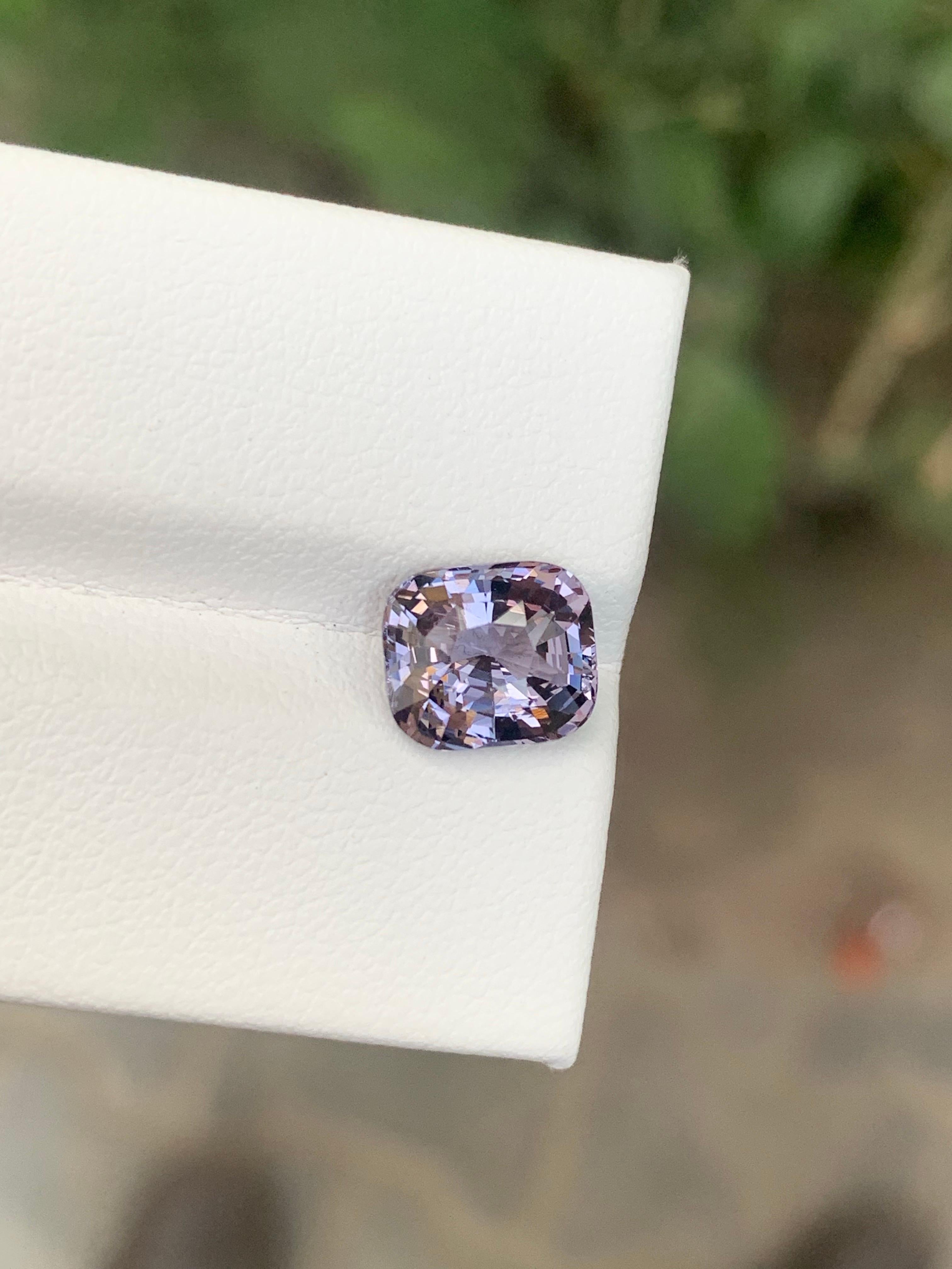 da uomo o donna Gemma naturale sciolta con taglio a cuscino di Spinello birmano certificata AGA da 2,56 carati in vendita