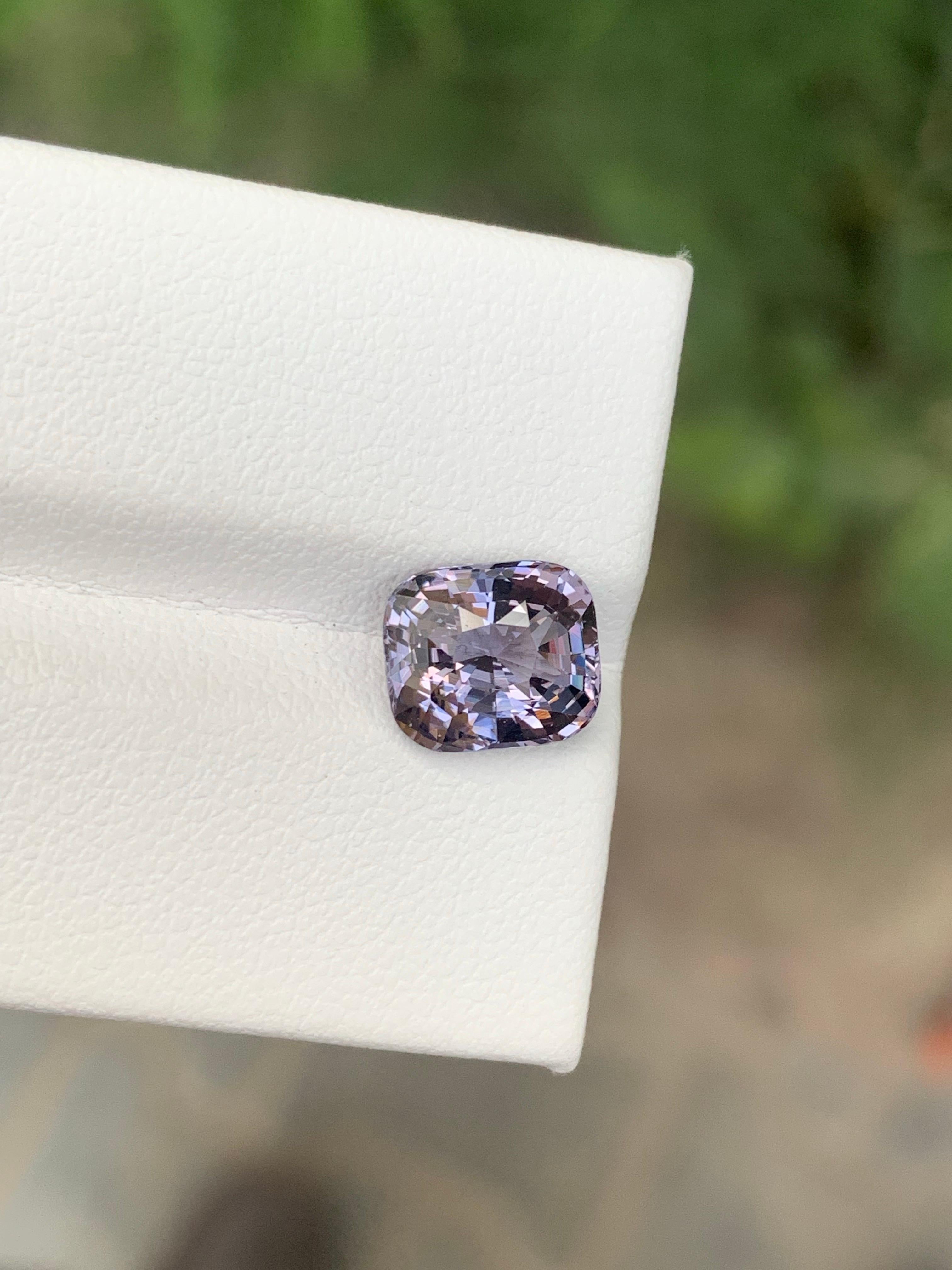 Gemma naturale sciolta con taglio a cuscino di Spinello birmano certificata AGA da 2,56 carati in vendita 1