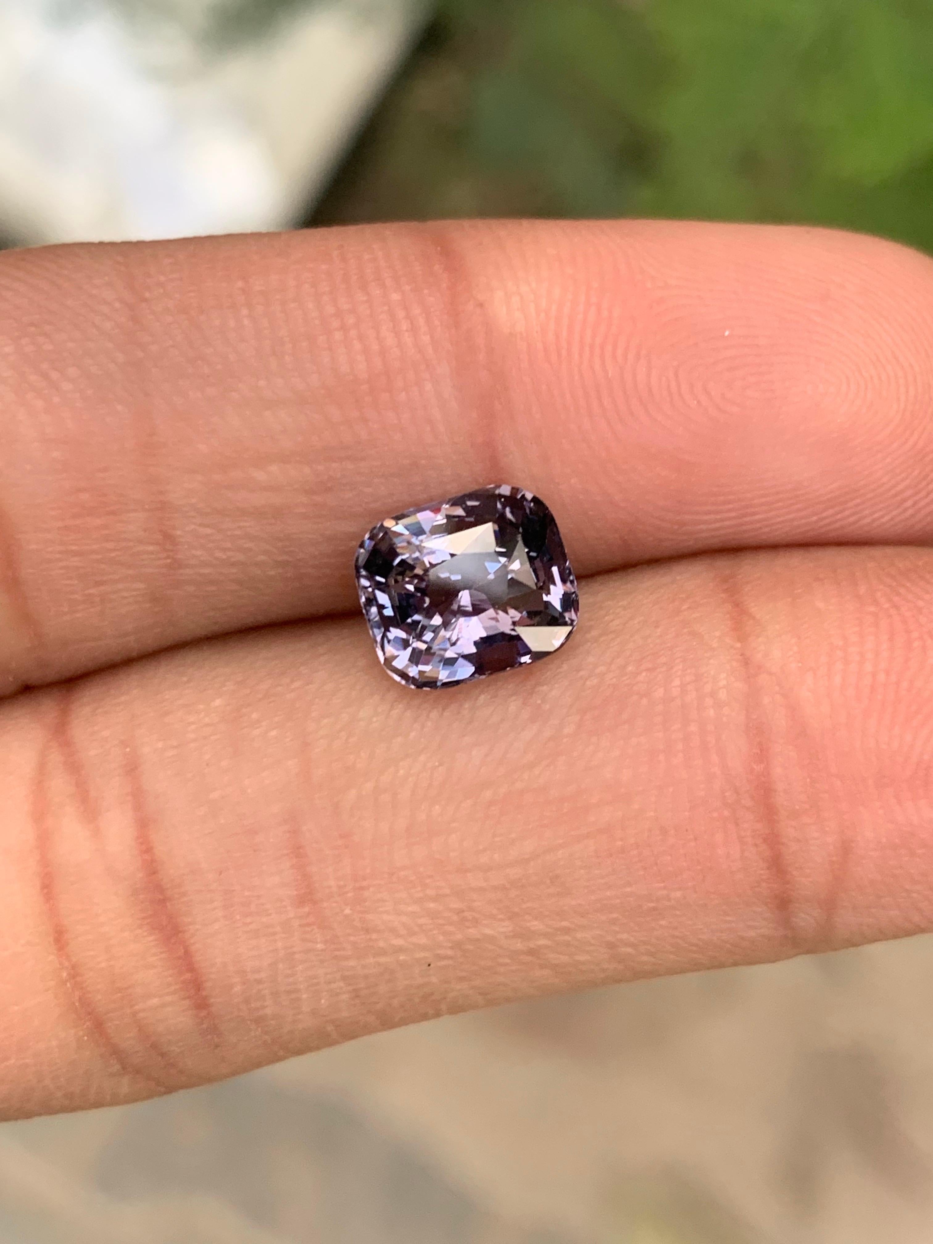 Gemma naturale sciolta con taglio a cuscino di Spinello birmano certificata AGA da 2,56 carati in vendita 2