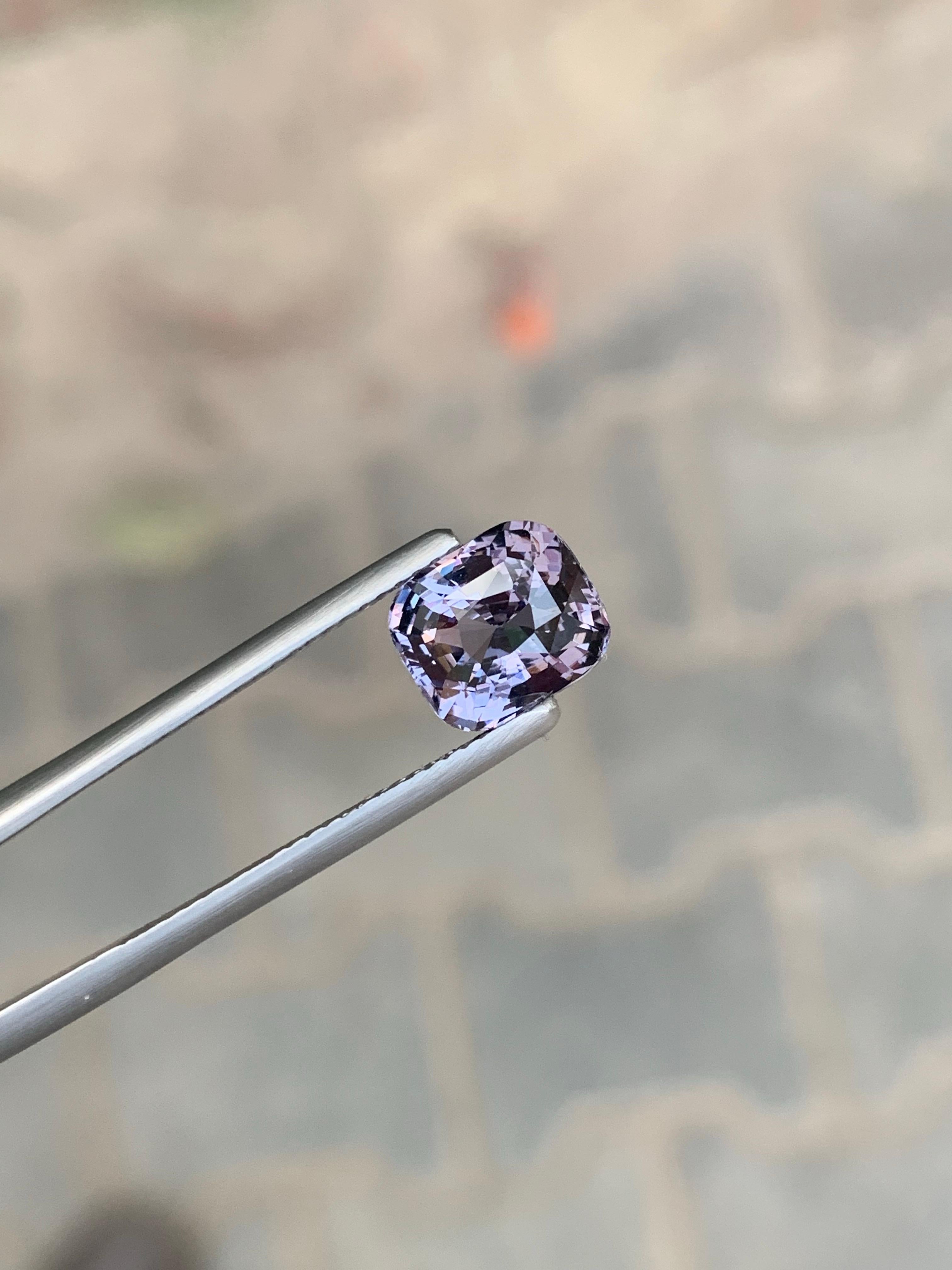 Gemma naturale sciolta con taglio a cuscino di Spinello birmano certificata AGA da 2,56 carati in vendita 3