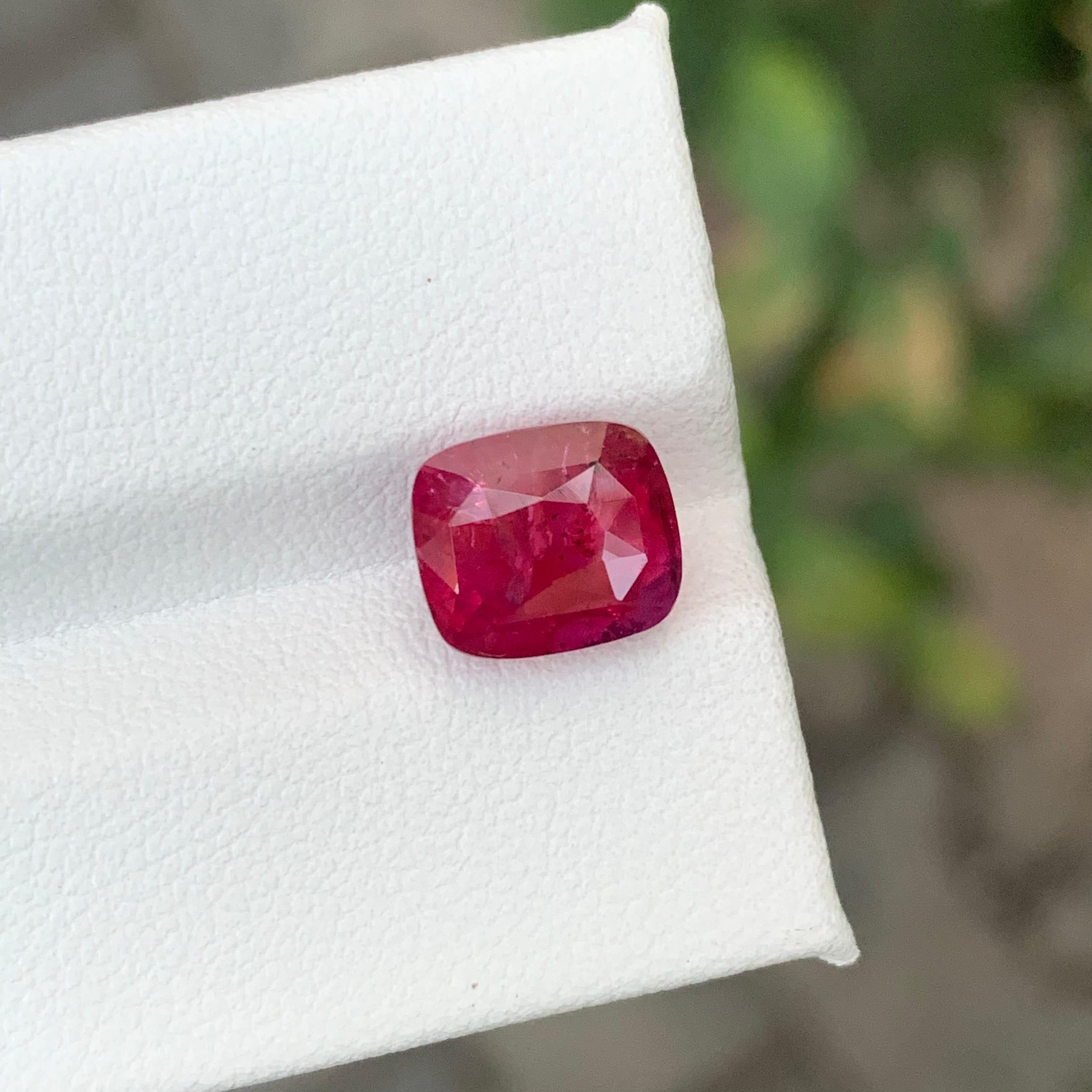 Rubis à facettes 

Poids : 4,61 carats 
Dimension : 8,86 x 7,70 x 6,54 mm 
Couleur : Rouge pourpre
Origine : Mozambique 
Traitement : Non
Certificat : Certificat AGA disponible 

Les rubis du Mozambique comptent parmi les pierres précieuses les plus