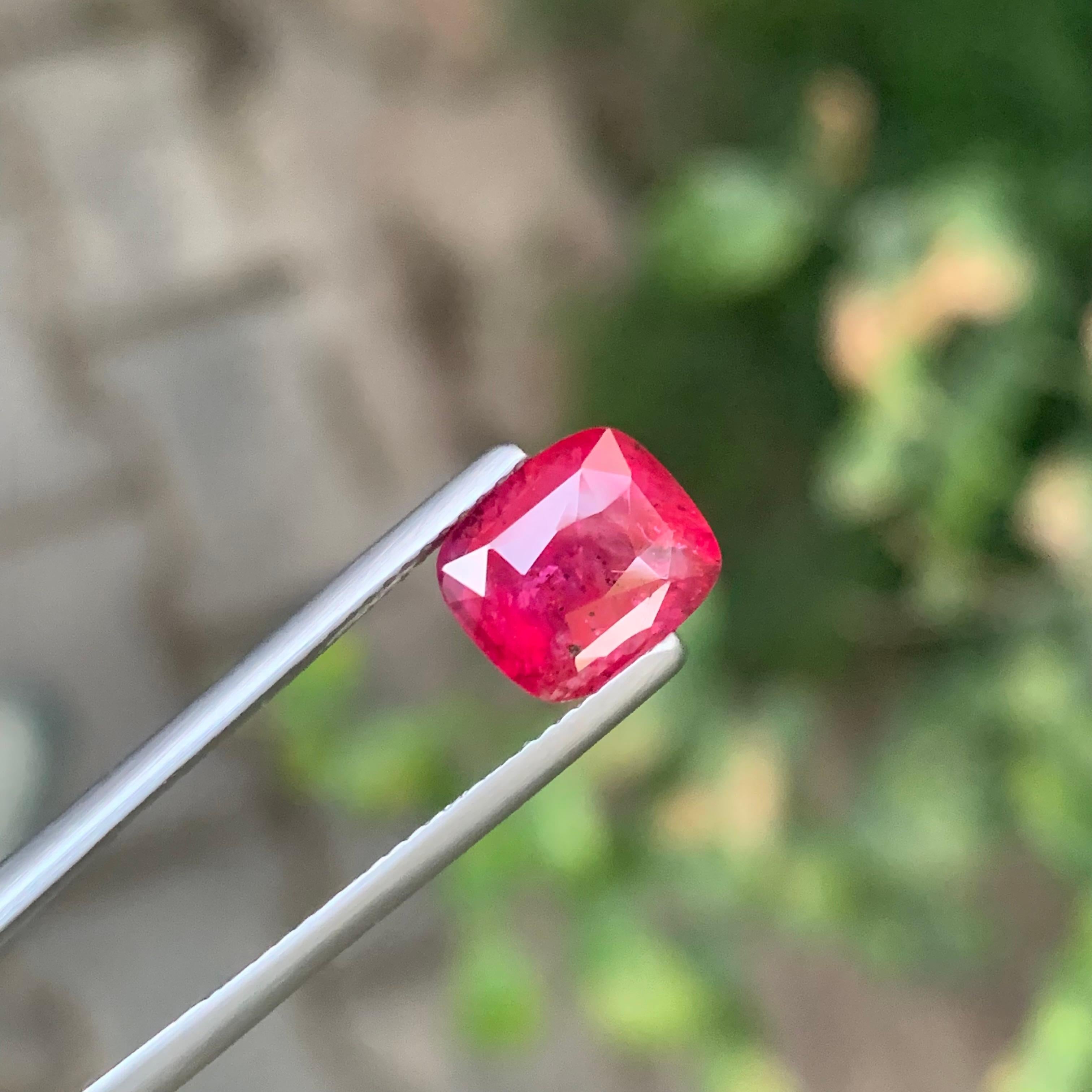 Gemme en forme de coussin certifiée AGA de 4,61 carats de rubis naturel en vrac provenant du Mozambique Neuf - En vente à Peshawar, PK