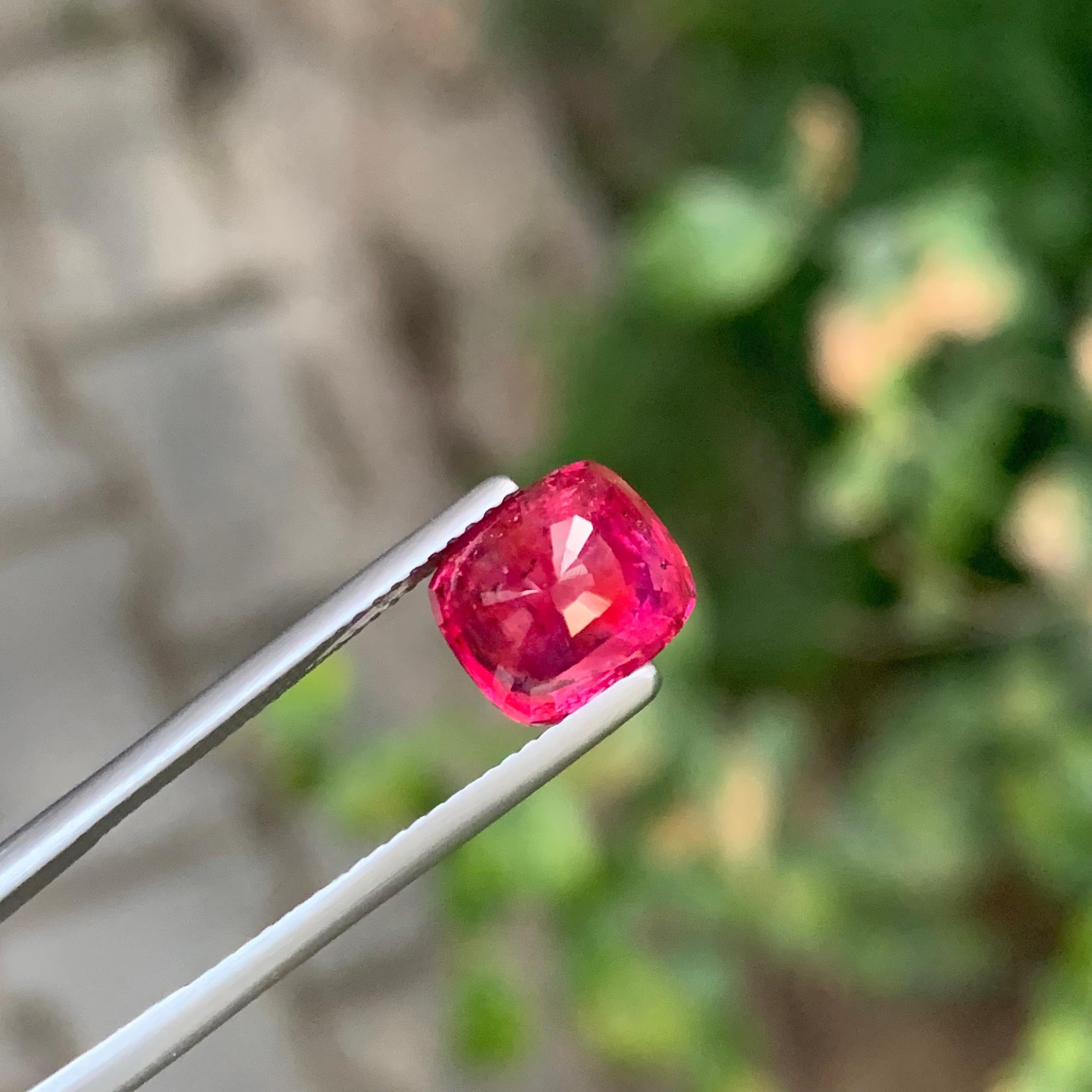 Gemme en forme de coussin certifiée AGA de 4,61 carats de rubis naturel en vrac provenant du Mozambique Unisexe en vente