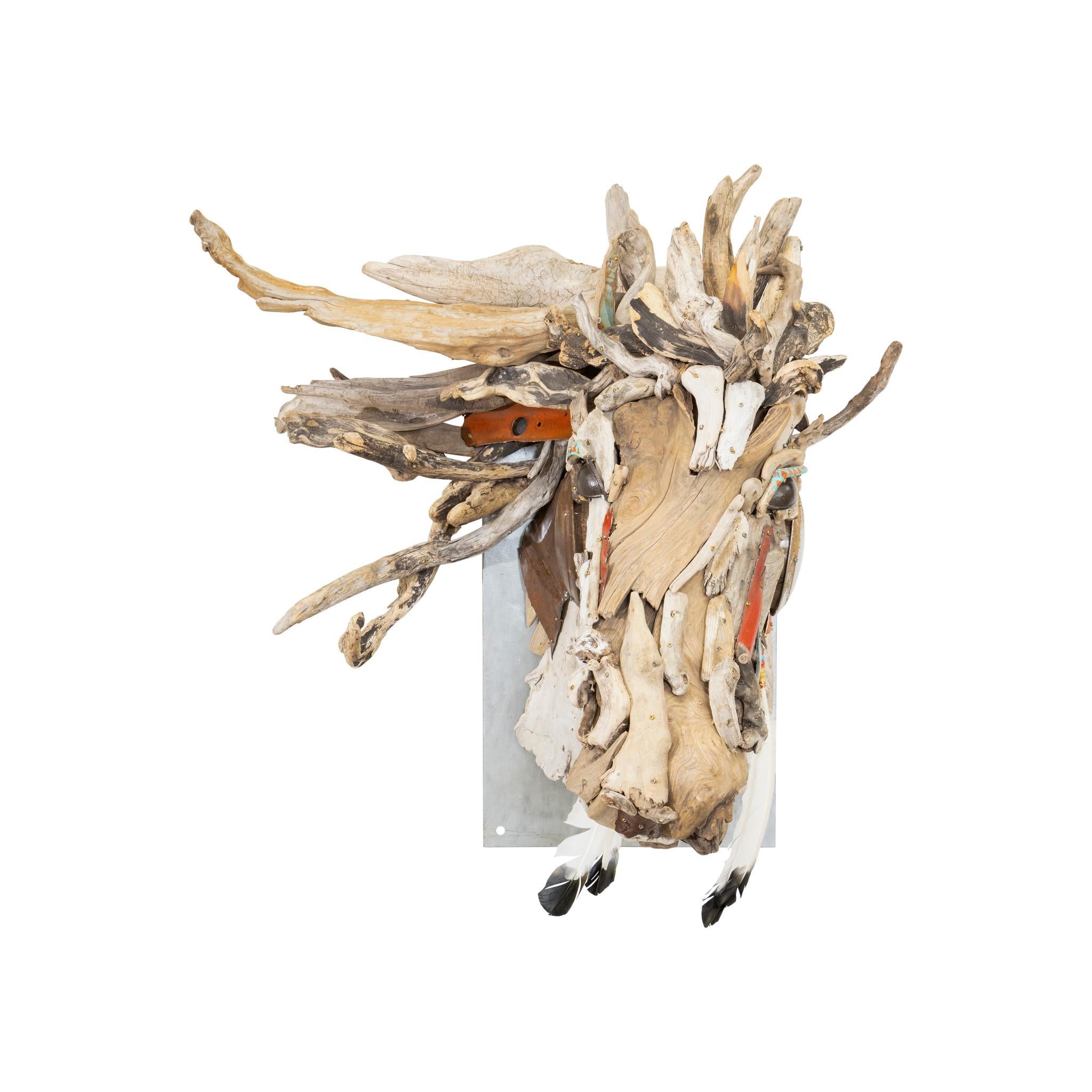 Buste de cheval en bois flotté et ferraille d'acier d'une artiste du Montana par Tina Milsavljevich. Tina a grandi dans la beauté du Colorado, dont les montagnes escarpées à couper le souffle et la faune sauvage ont servi de toile de fond paisible
