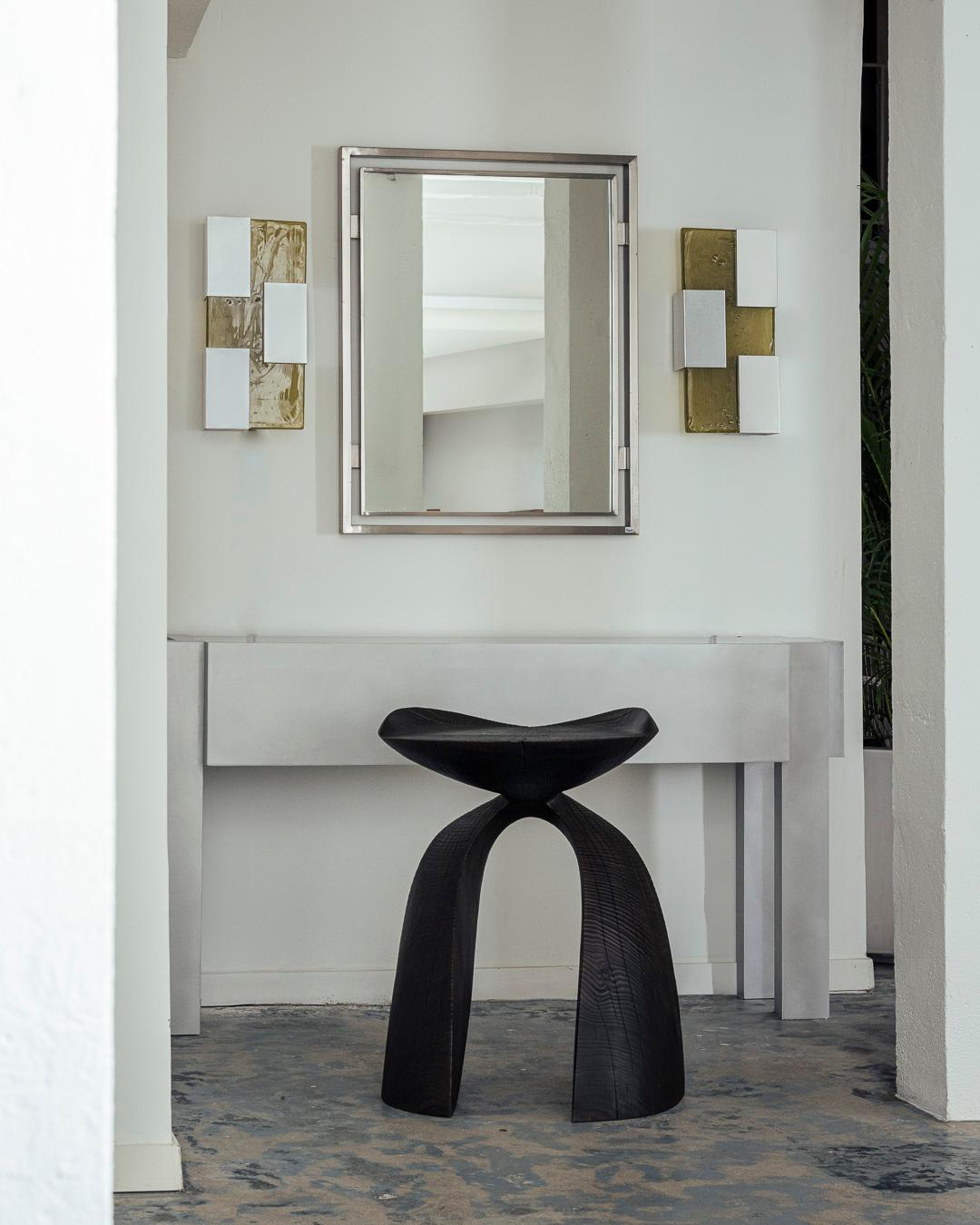 “Agalychmis” pedestal or high stool in hand-sculpted cedar wood, by Romain Paris Garnault. Unique piece.
At the foot of the Pyrenees, nestled in a forested haven, Romain Paris Garnault established his workshop in 2022. It is here that he carves